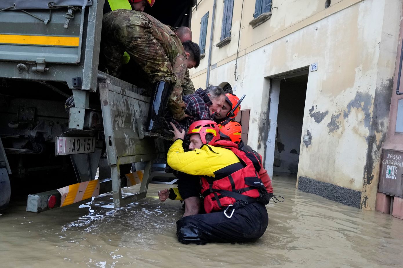 Τέσσερις νεκροί, δύο αγνοούμενοι στην Ελβετία από τις καταρρακτώδεις βροχές