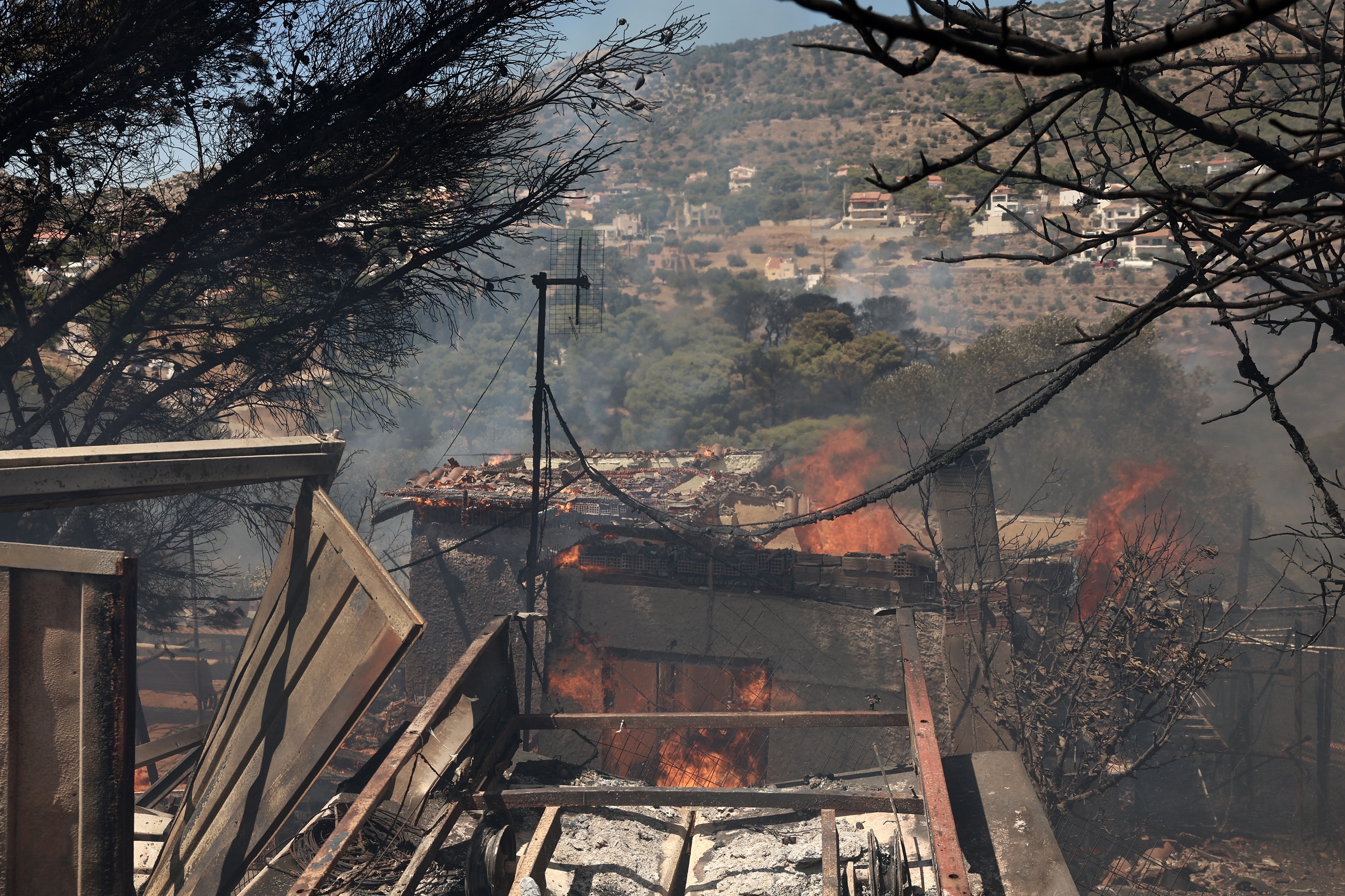 Καίγονται σπίτια στην Κερατέα &#8211; Τρίτο μήνυμα από το 112 για εκκένωση οικισμών, ενισχύονται οι πυροσβεστικές δυνάμεις