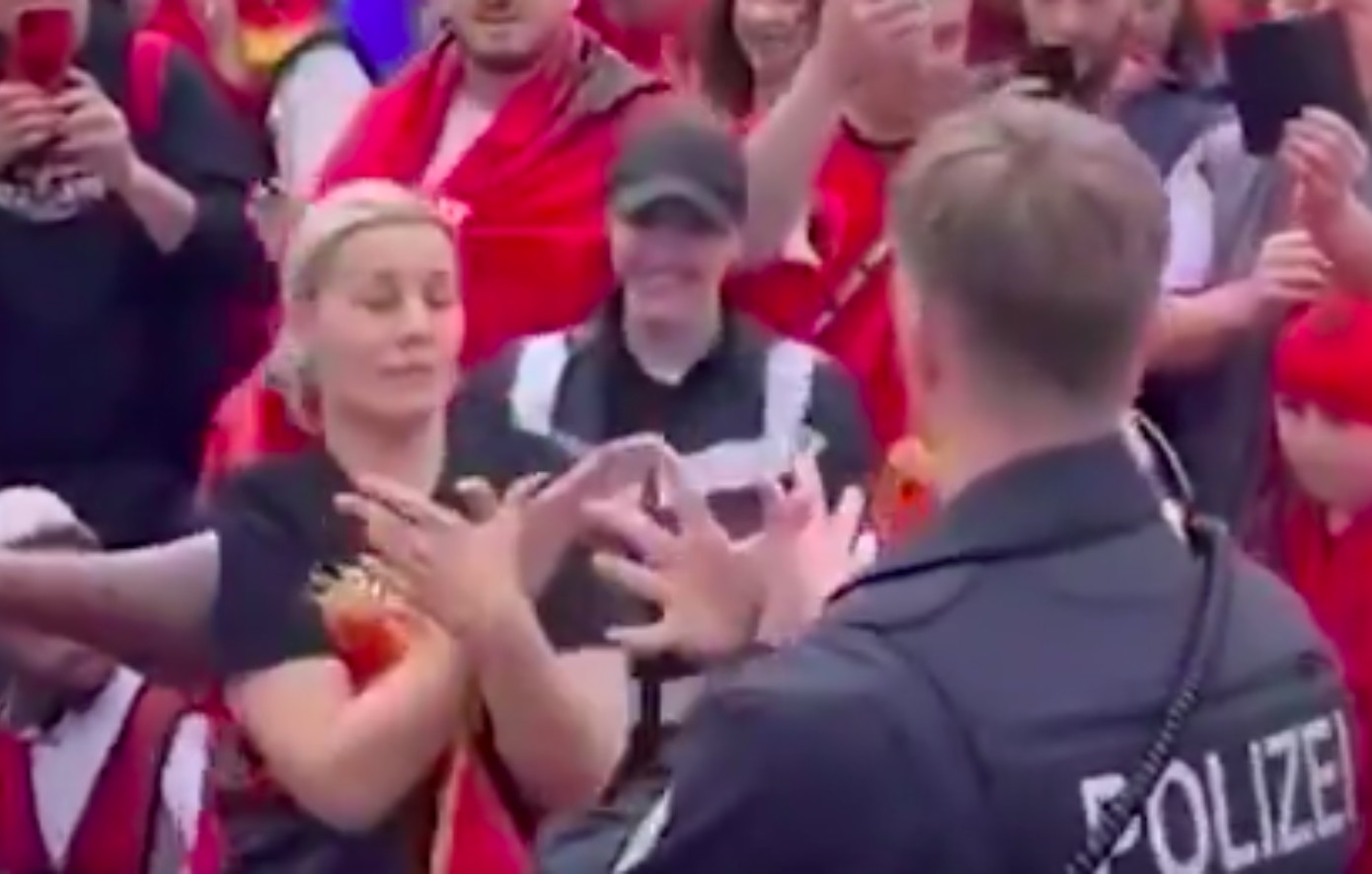 Euro 2024: Γερμανός αστυνομικός χόρεψε με τους Αλβανούς σχηματίζοντας και τον αετό