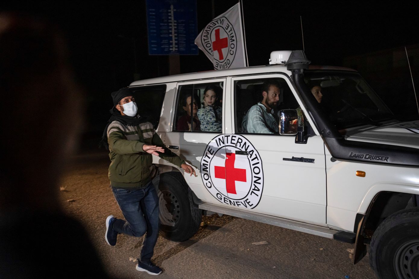 Έρευνα για τους φονικούς βομβαρδισμούς σε γραφεία του Ερυθρού Σταυρού στη Γάζα ζητά ο Μπορέλ