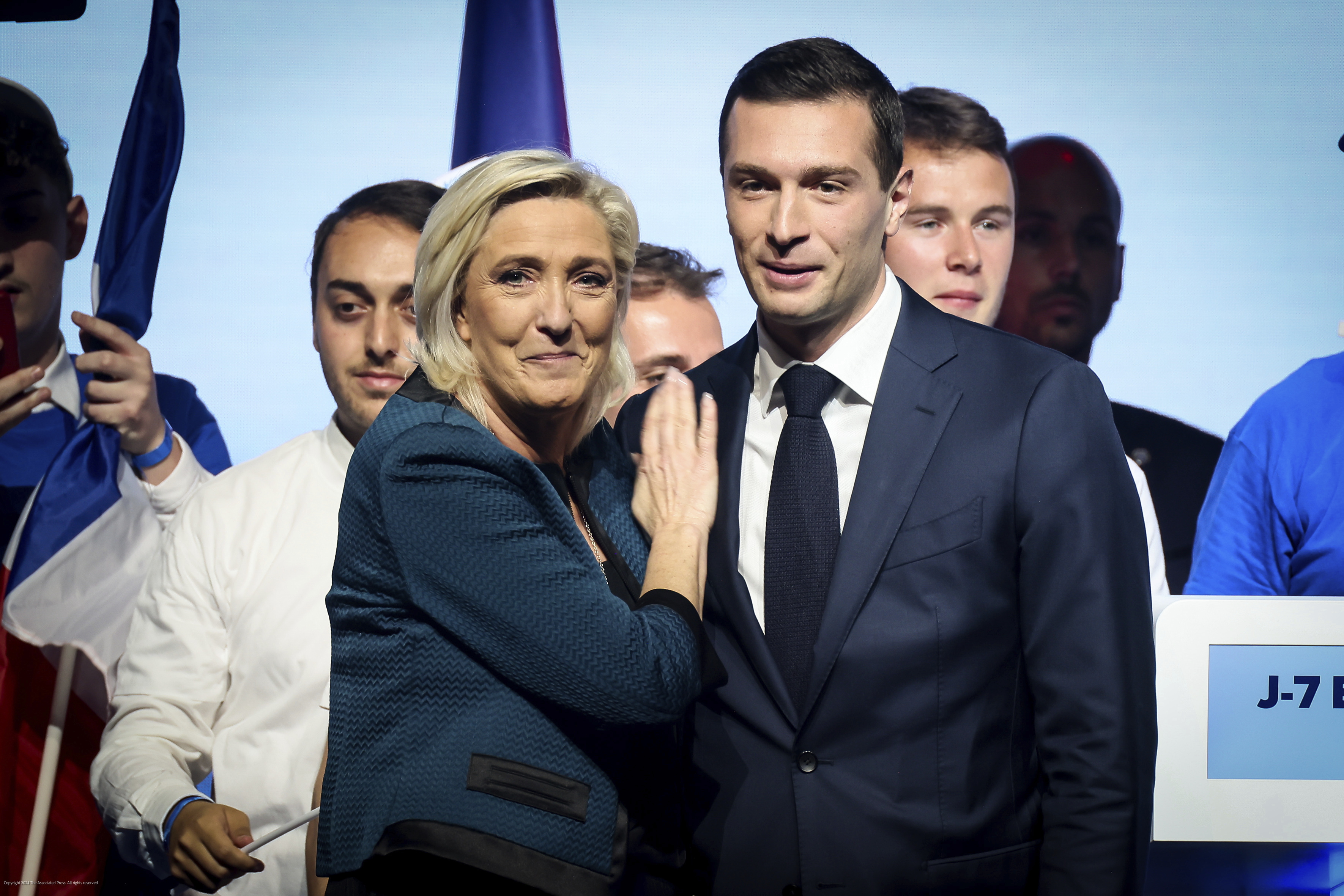 Γαλλία: Πρώτη στις δημοσκοπήσεις η άκρα δεξιά, στοχεύει πλέον στην απόλυτη πλειοψηφία στις βουλευτικές εκλογές