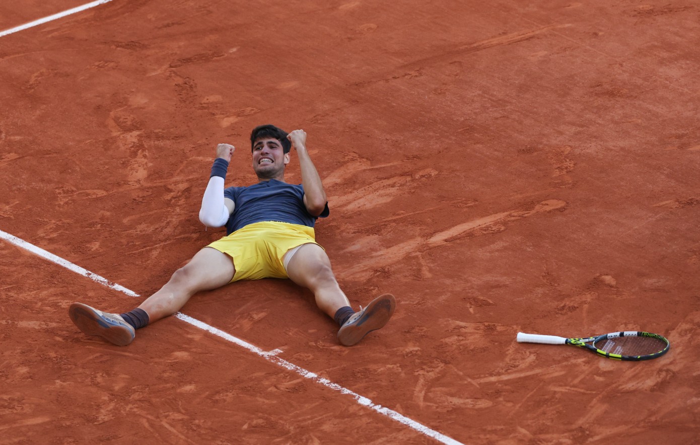 Θριαμβευτής Αλκαράθ στο Roland Garros: Νίκησε με 3-2 σε συγκλονιστικό τελικό τον Ζβέρεφ
