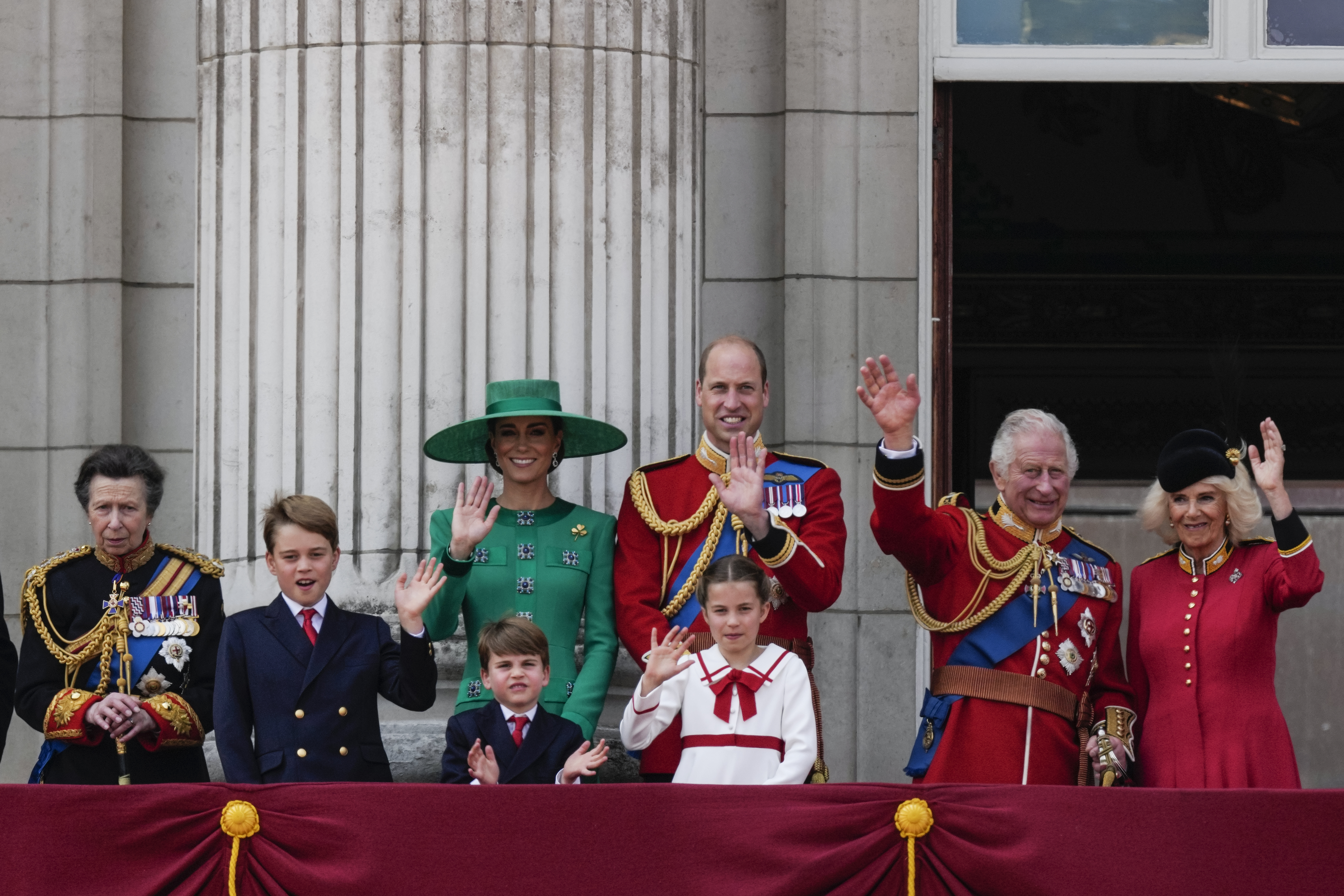 Trooping the Colour: Ο εορτασμός για τα γενέθλια του Βασιλιά Καρόλου και η  επανεμφάνιση της Κέιτ Μίντλεντον