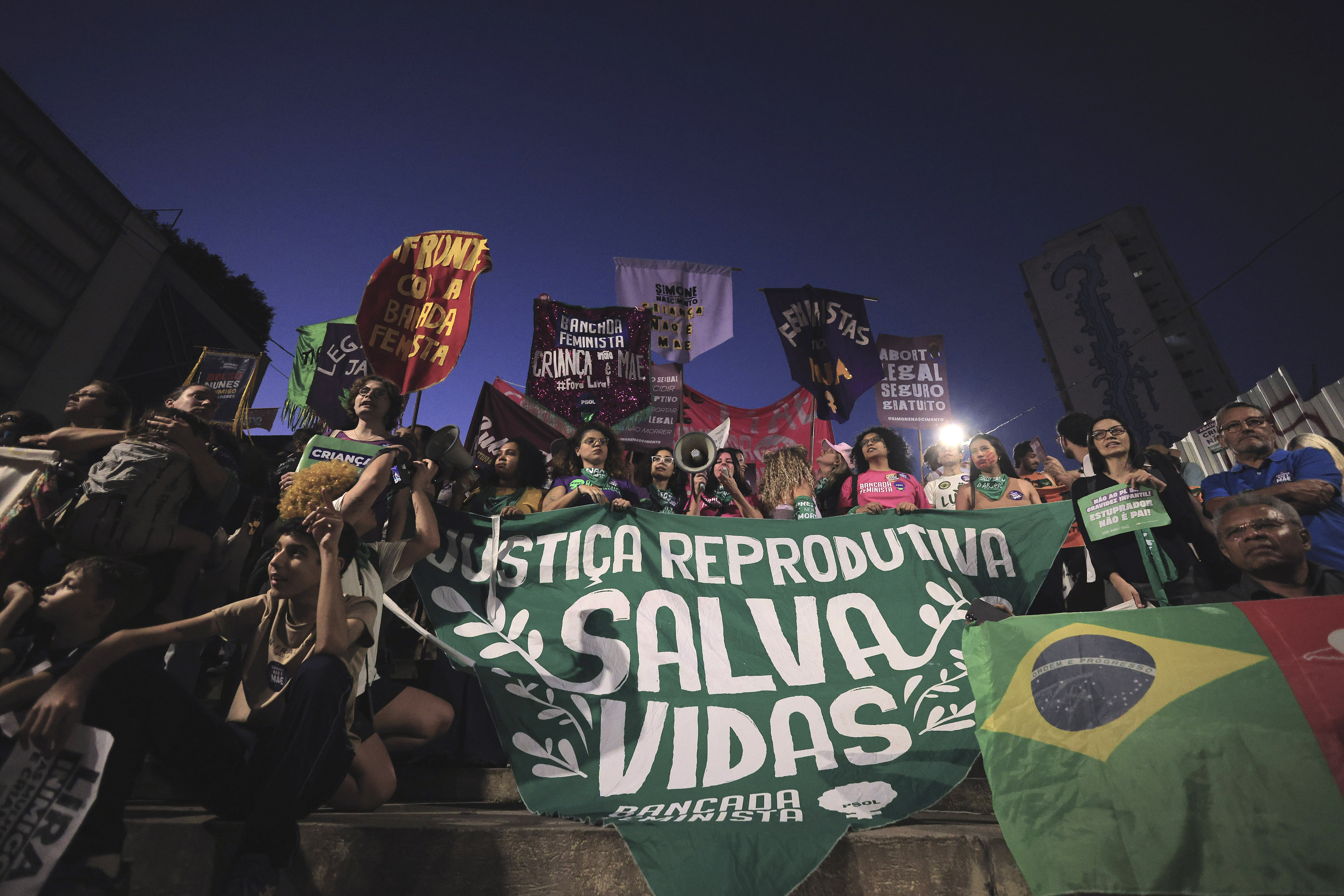 Χιλιάδες γυναίκες στη Βραζιλία διαδήλωσαν εναντίον νόμου που εξισώνει την άμβλωση μετά την 22η εβδομάδα, με ανθρωποκτονία