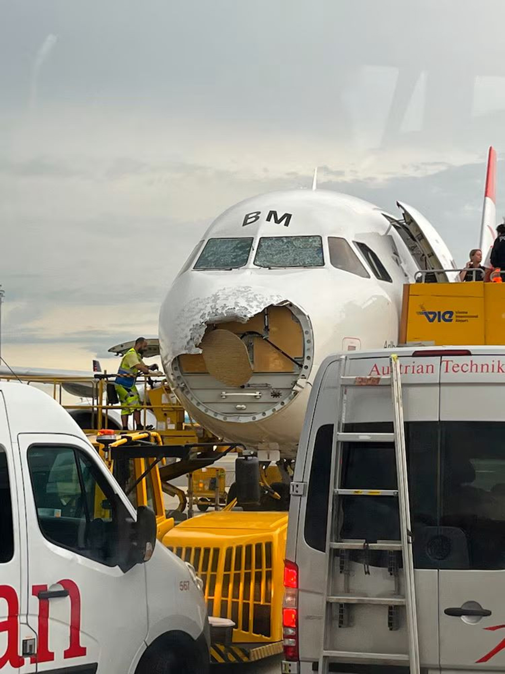 Τρόμος στο αεροδρόμιο της Βιέννης &#8211; Αεροπλάνο προσγειώθηκε χωρίς μύτη και με σπασμένα τζάμια