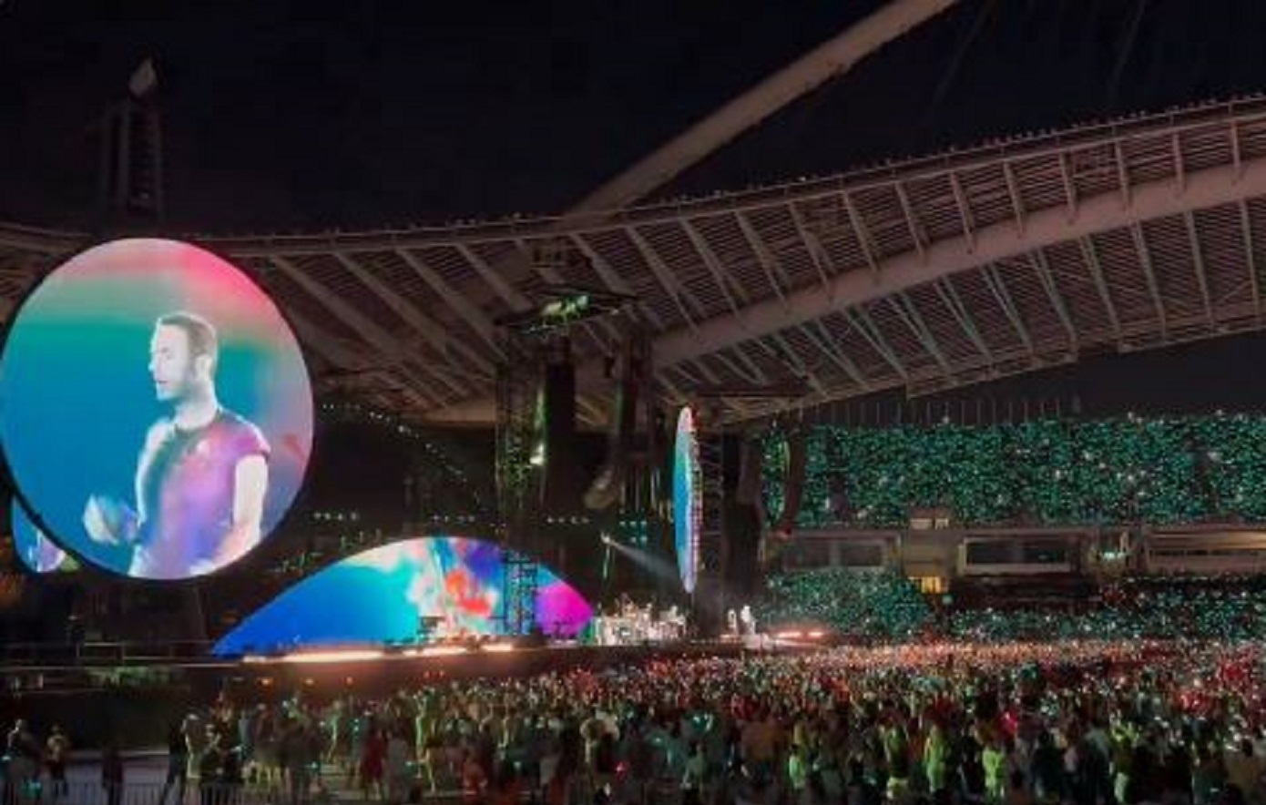 Σείεται το ΟΑΚΑ στον ρυθμό των Coldplay: Ξεκίνησε μια μοναδική συναυλία στην Αθήνα