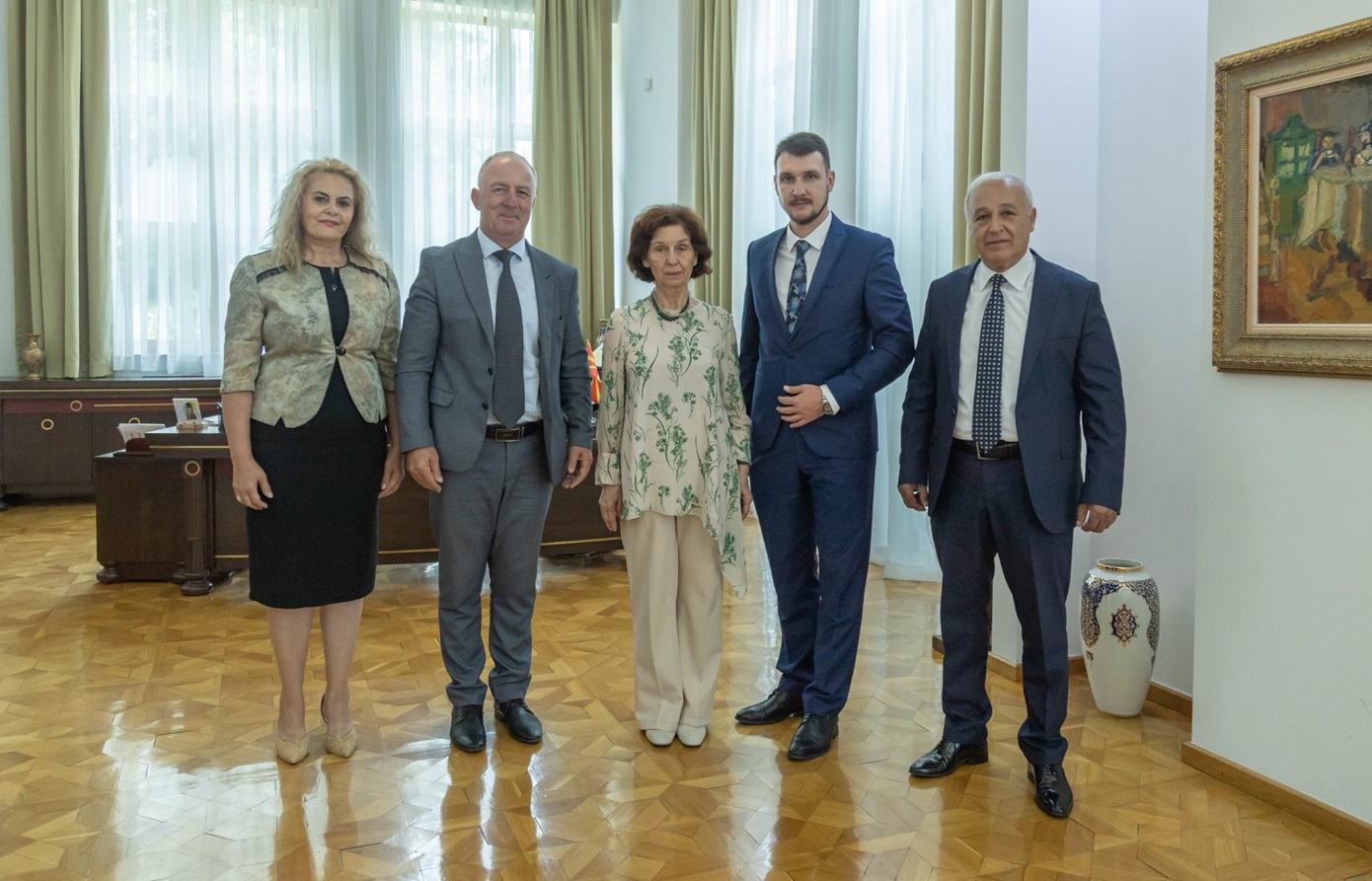 Η πρόεδρος της Βόρειας Μακεδονίας συναντήθηκε με εκπροσώπους των «Παιδιών προσφύγων από την Μακεδονία του Αιγαίου»