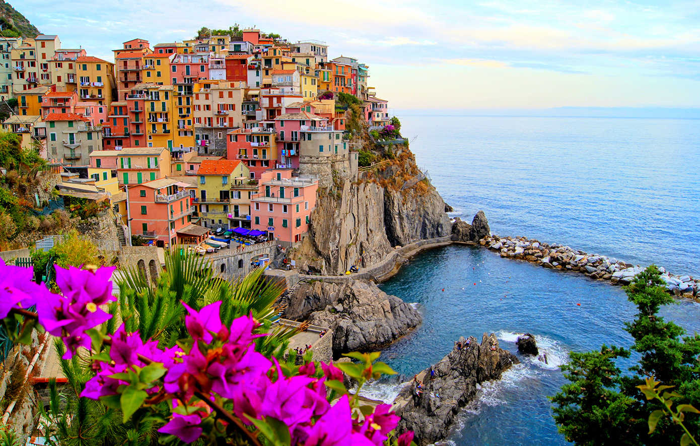 Το μικρό και χρωματιστό χωριό της Ιταλίας με τη μαγευτική θέα