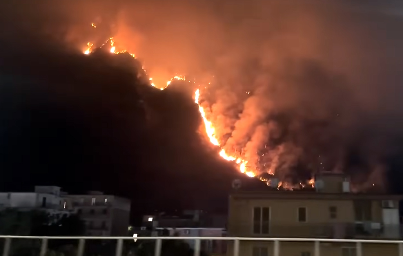 Η Νάπολη «πνίγηκε» στη στάχτη από τη μεγάλη φωτιά που μαίνεται στον λόφο Καμαλντόλι
