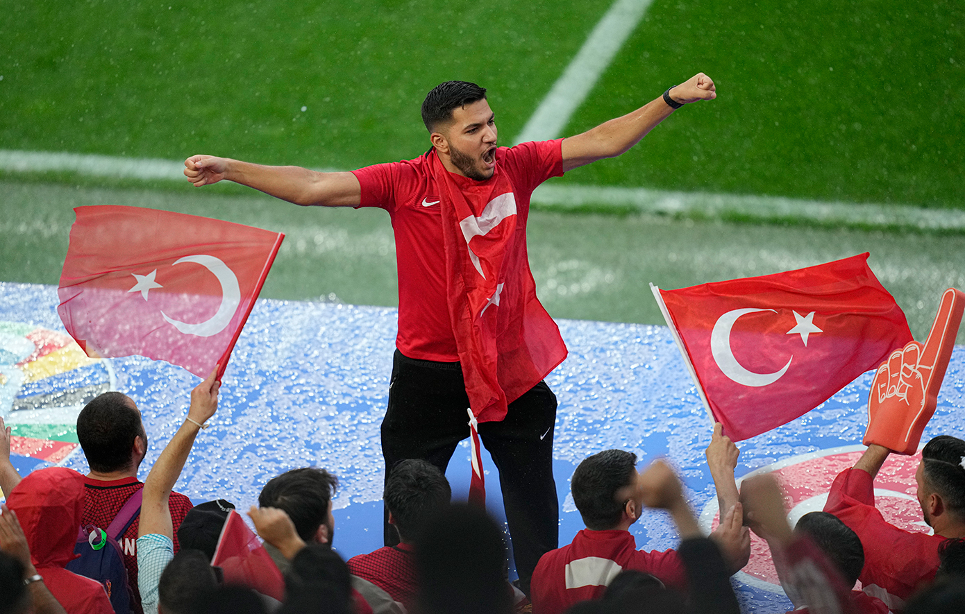 Euro 2024: Χιλιάδες Τούρκοι «έβαψαν κόκκινο» το Ντόρτμουντ