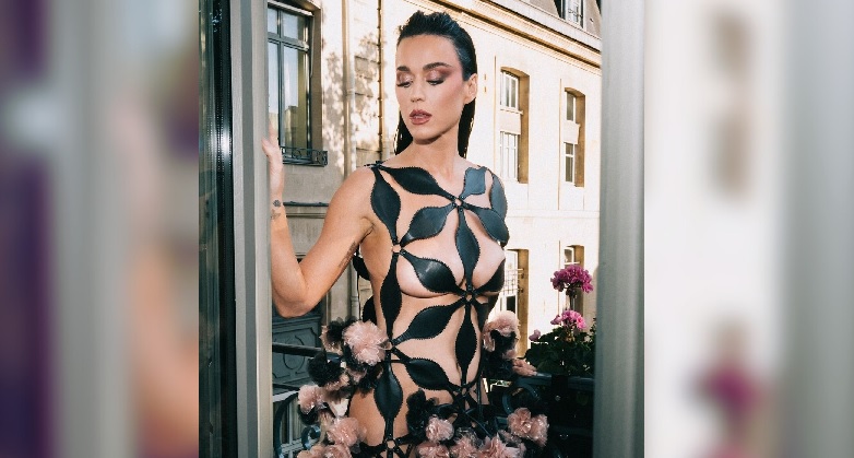 Το άκρως αποκαλυπτικό φόρεμα της Κέιτι Πέρι για την εμφάνισή της σε σόου της Vogue στο Παρίσι