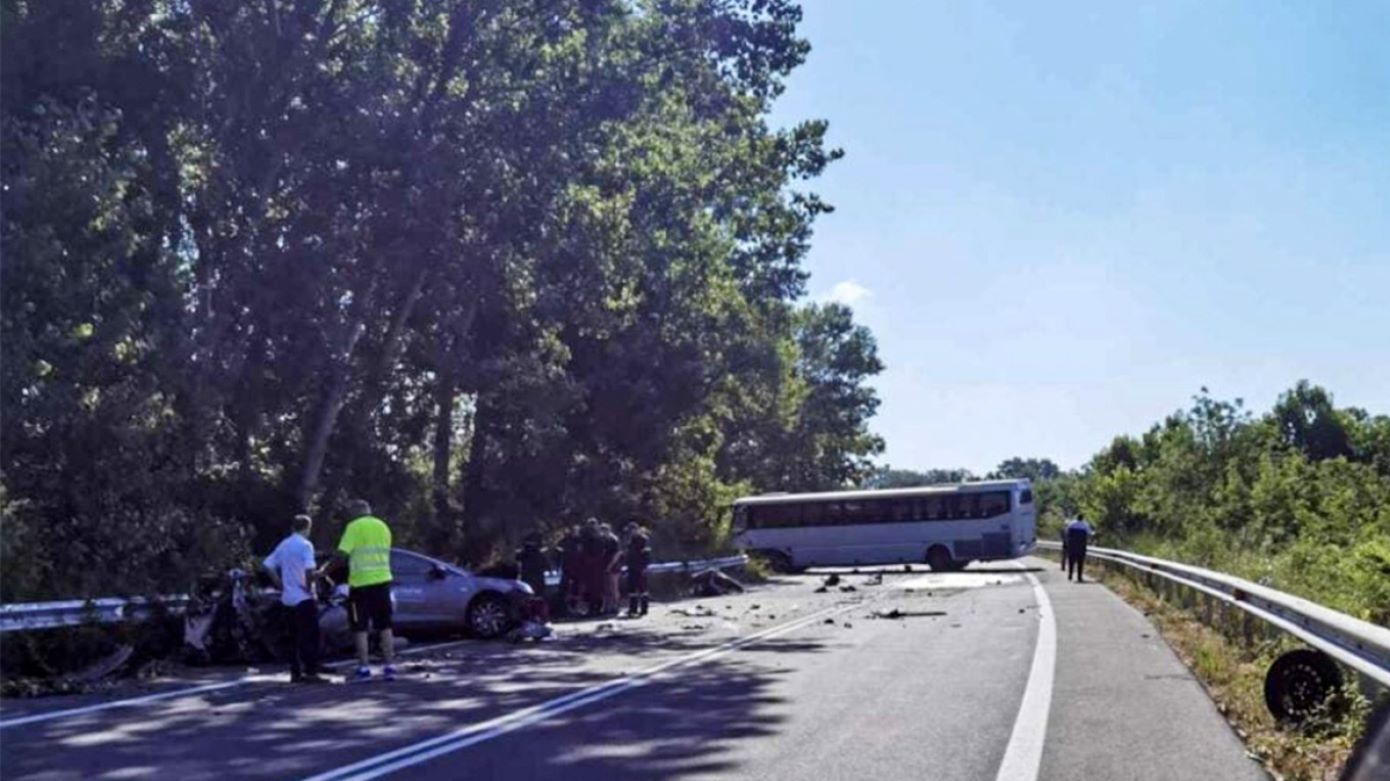 Πολύνεκρο τροχαίο στην Ξάνθη: Σε σοβαρή κατάσταση ο 22χρονος συνοδηγός &#8211; Με πάνω από 150 χλμ. καρφώθηκε στο λεωφορείο
