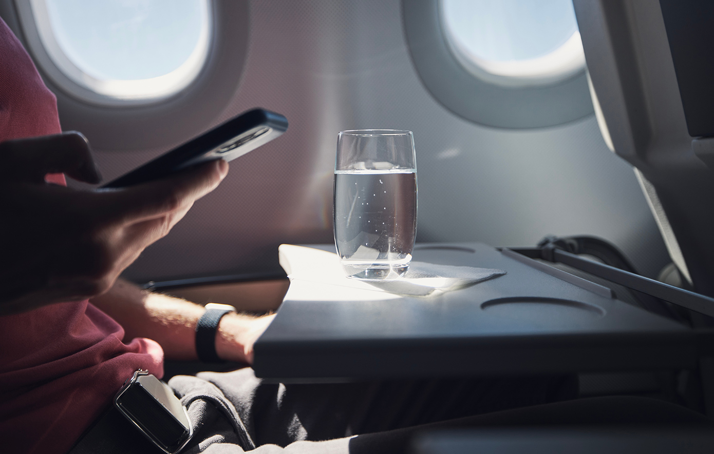 Πρώην αεροσυνοδός αποκαλύπτει στο TikTok το λόγο που δεν πρέπει ποτέ να πίνετε νερό στα αεροπλάνα