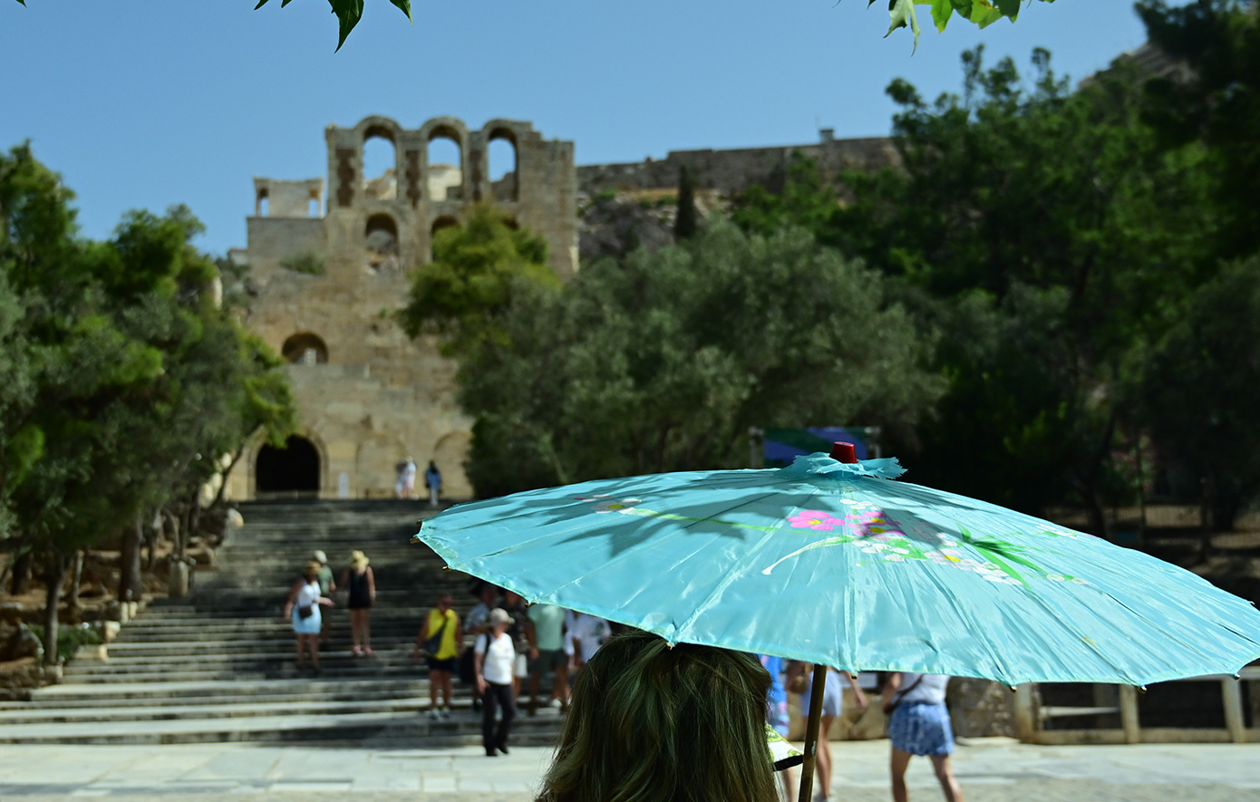 Με ομπρέλες, καπέλα και βεντάλιες οι τουρίστες στην Ακρόπολη &#8211; «Καμίνι» λόγω του καύσωνα το κέντρο της Αθήνας