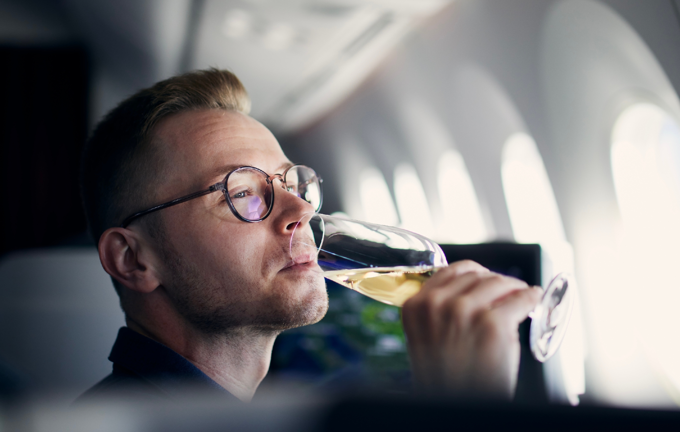 Γιατί πρέπει να σταματήσετε να πίνετε αλκοόλ κατά τη διάρκεια της πτήσης