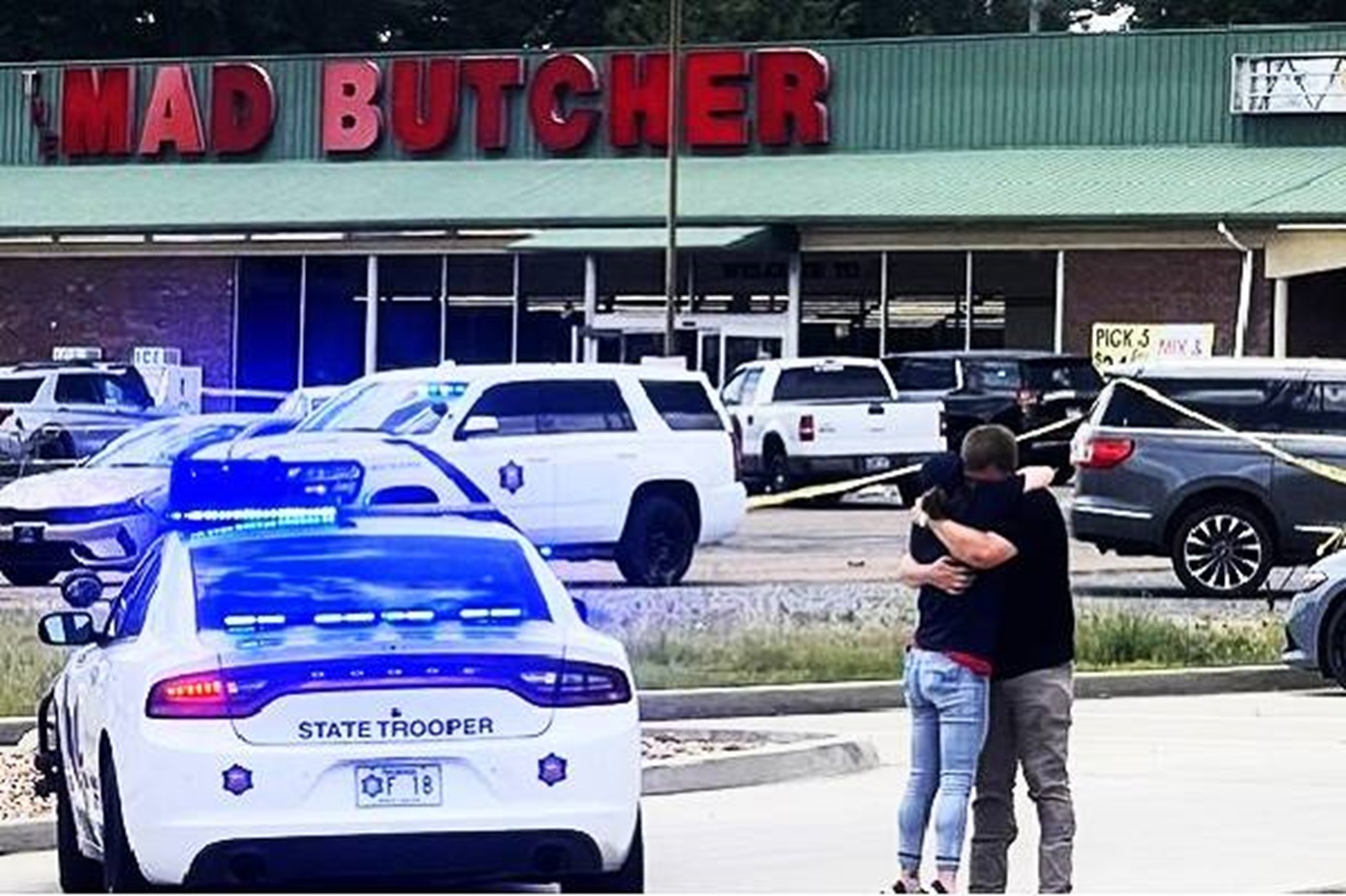 Ένοπλος άνοιξε πυρ έξω από σούπερ μάρκετ στις ΗΠΑ – Τρεις νεκροί και δέκα τραυματίες