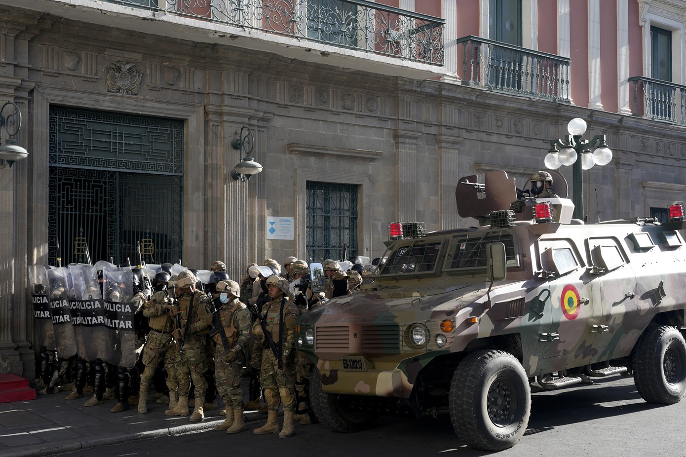 Με τεθωρακισμένο όχημα εισέβαλε στο προεδρικό μέγαρο ο στρατός της Βολιβίας – Εντείνεται η ανησυχία για πραξικόπημα
