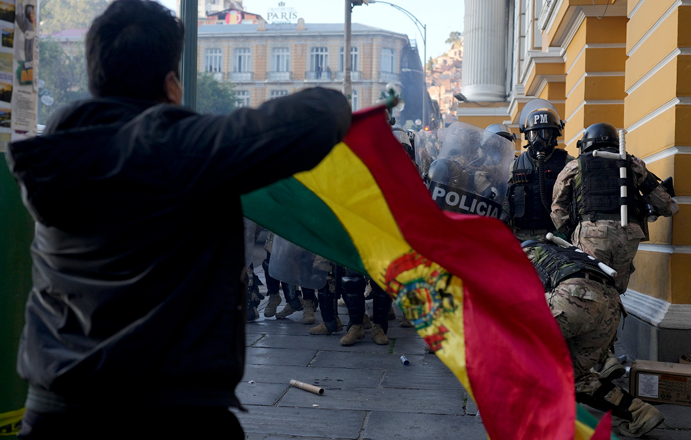 Δεύτερος επικεφαλής του στρατού συνελήφθη μετά την αποτυχημένη απόπειρα πραξικοπήματος στη Βολιβία