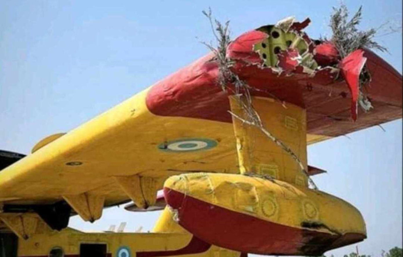 Φωτογραφία ντοκουμέντο από το Canadair που προσέκρουσε σε πεύκο στη φωτιά της Ναυπακτίας &#8211; Το σπασμένο φτερό