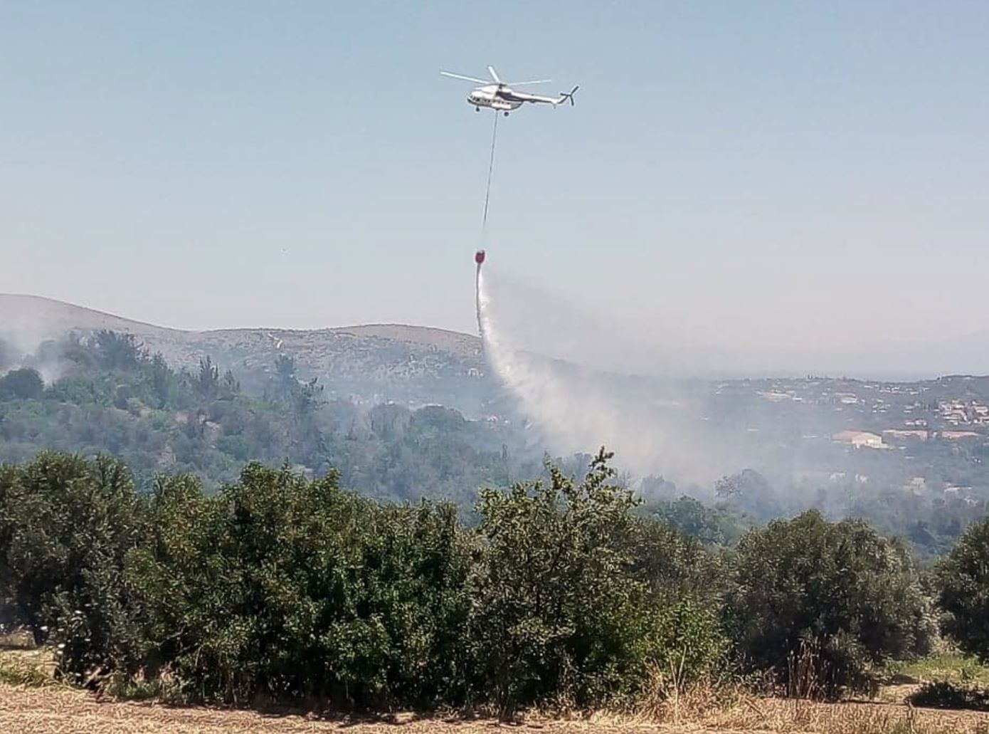 Μεγάλη φωτιά στη Χίο: Δυσκολεύουν το έργο των πυροσβεστών οι ισχυροί άνεμοι &#8211; Εστάλη 112 για απομάκρυνση των κατοίκων