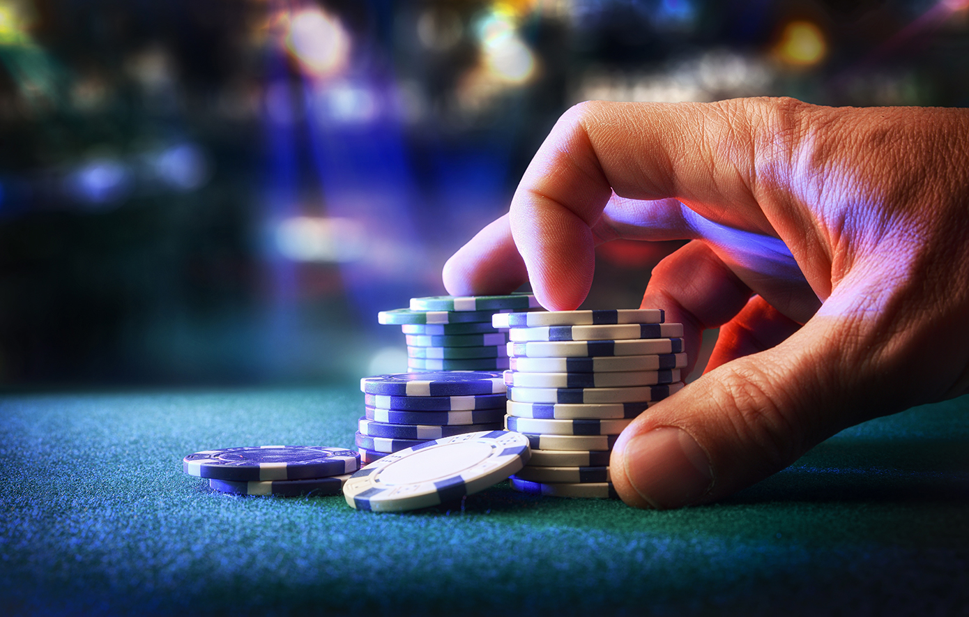 Δικογραφία για 27 άτομα που βρέθηκαν να παίζουν παράνομα τυχερά παιχνίδια σε κατάστημα στην Αθήνα