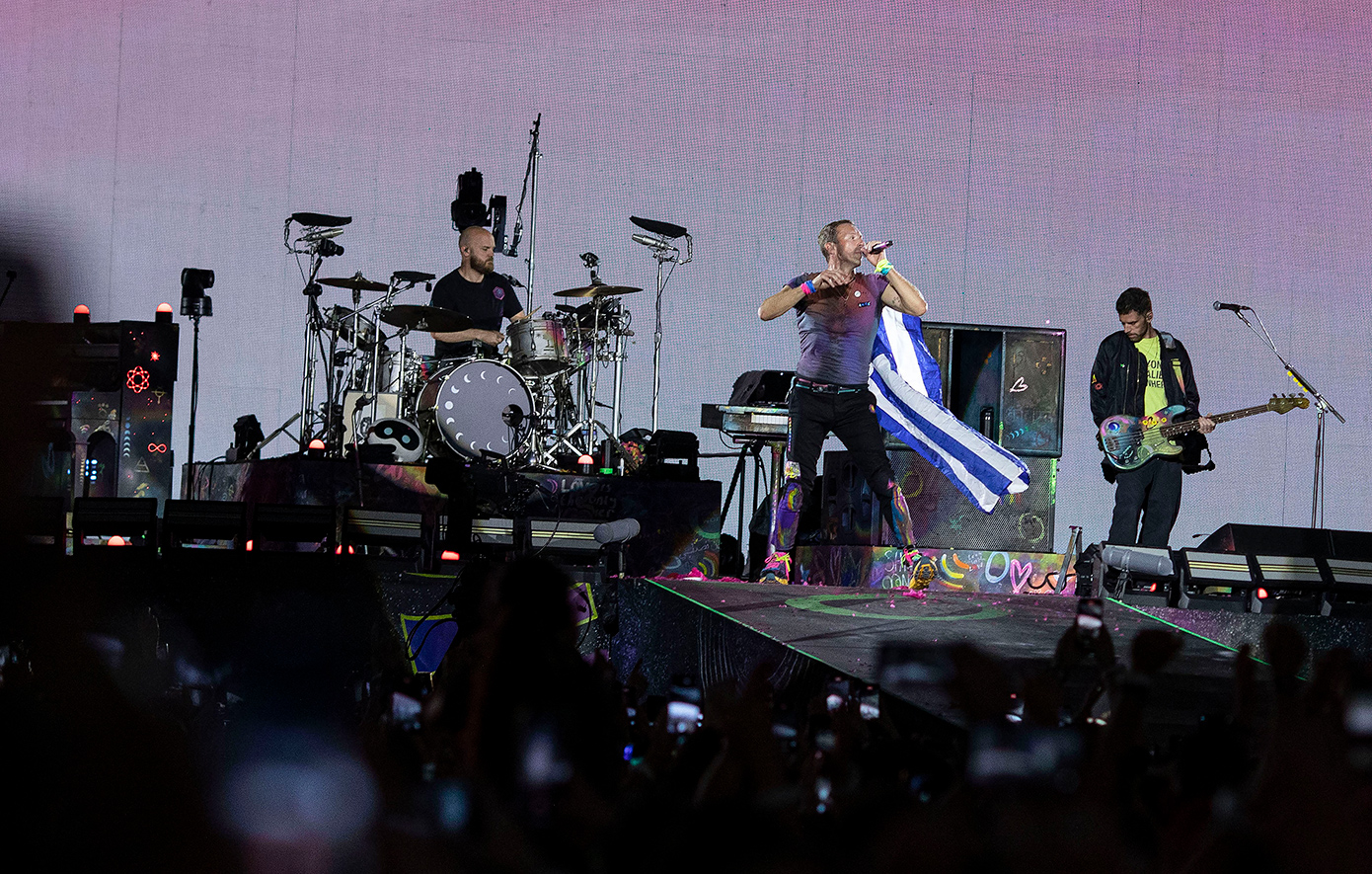 Βίντεο και φωτογραφίες από τη συναυλία των Coldplay στο ΟΑΚΑ – Τα&#8230; ελληνικά του Κρις Μάρτιν και οι αναρτήσεις των θαυμαστών