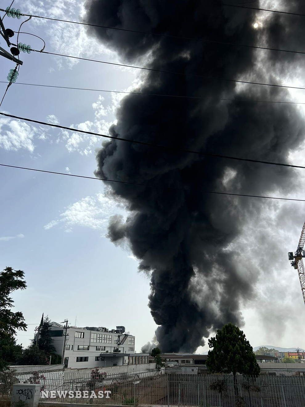 Διακοπή κυκλοφορίας σε δρόμους στην Κάτω Κηφισιά λόγω πυρκαγιάς σε εργοστάσιο