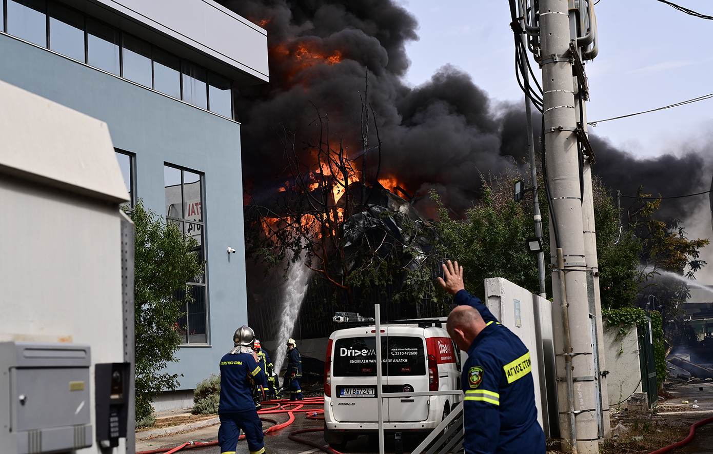 Στον σύζυγο της πρώην υπουργού, Μίνας Γκάγκα, ανήκει το εργοστάσιο που καίγεται στην Κηφισιά