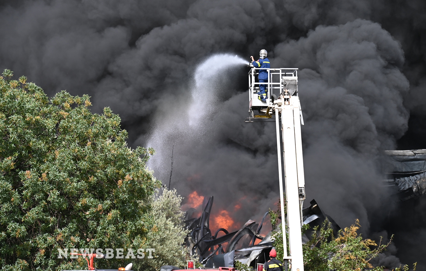 Συγκλονιστικές φωτογραφίες από την κατάσβεση της φωτιάς στο εργοστάσιο στην Κηφισιά
