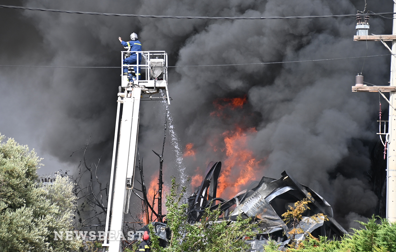 Υπό μερικό έλεγχο η φωτιά στο εργοστάσιο που «λαμπάδιασε» στην Κηφισιά – Βίντεο και εικόνες από τη μάχη με τις φλόγες
