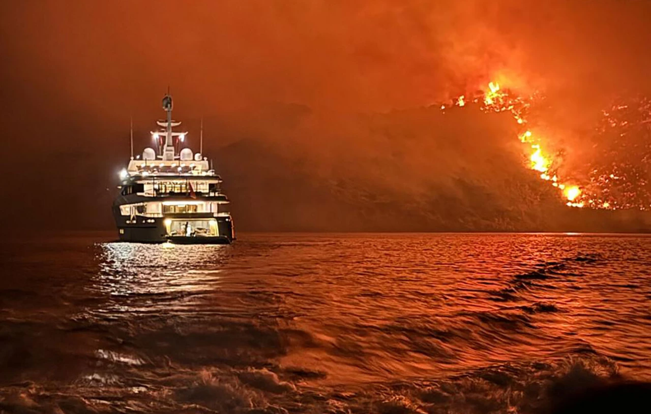 Συλλήψεις για τη φωτιά στην Ύδρα: Κατασχέθηκε η θαλαμηγός – Χειροπέδες σε 13 επιβαίνοντες