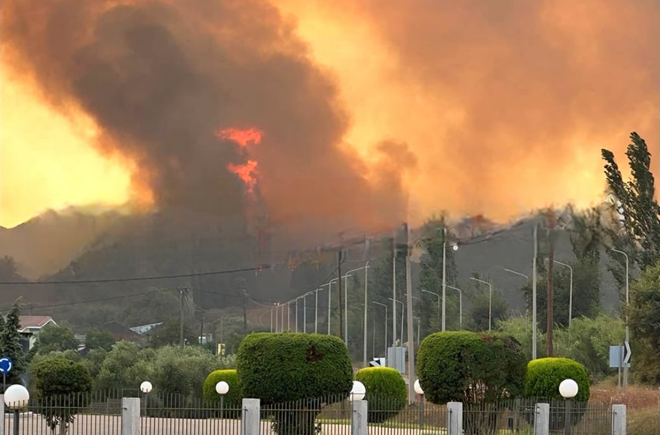 Μάχη με τις φλόγες σε Αχαΐα, Ηλεία, Αργολίδα: «Έχουν εκκενωθεί πάνω από 10 οικισμοί, κάηκαν σπίτια», σε επιφυλακή τα νοσοκομεία