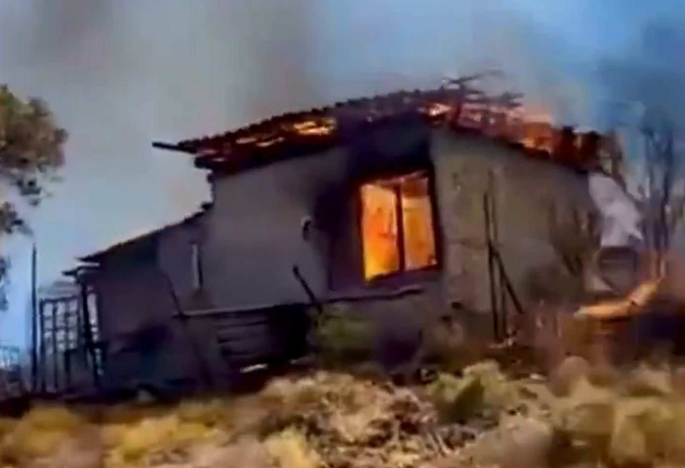 Καίγονται σπίτια στην Κερατέα &#8211; Έχουν εκκενωθεί 6 οικισμοί &#8211; ενισχύονται συνεχώς οι πυροσβεστικές δυνάμεις