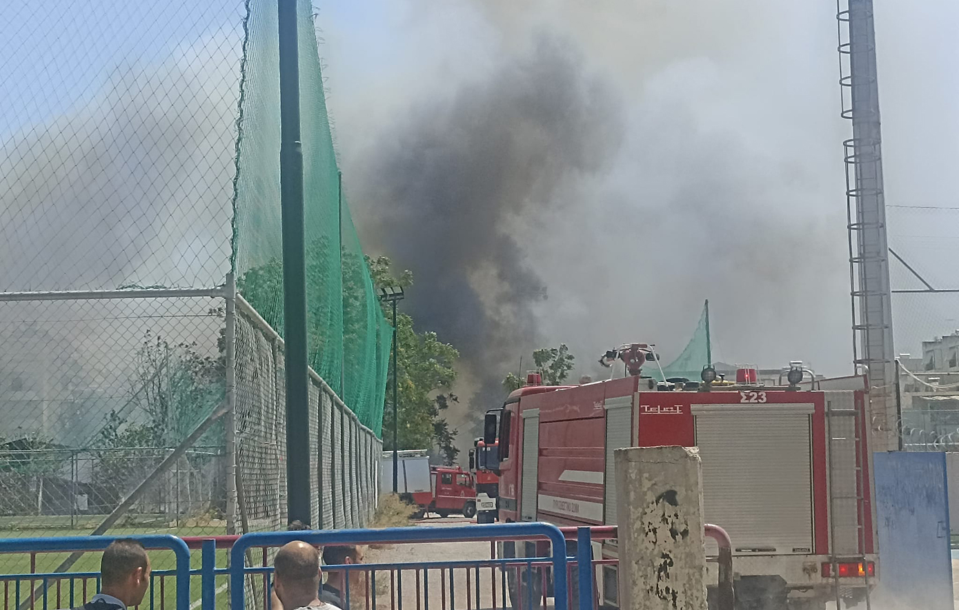 Σε ύφεση η φωτιά σε εργοστάσιο στο Μοσχάτο