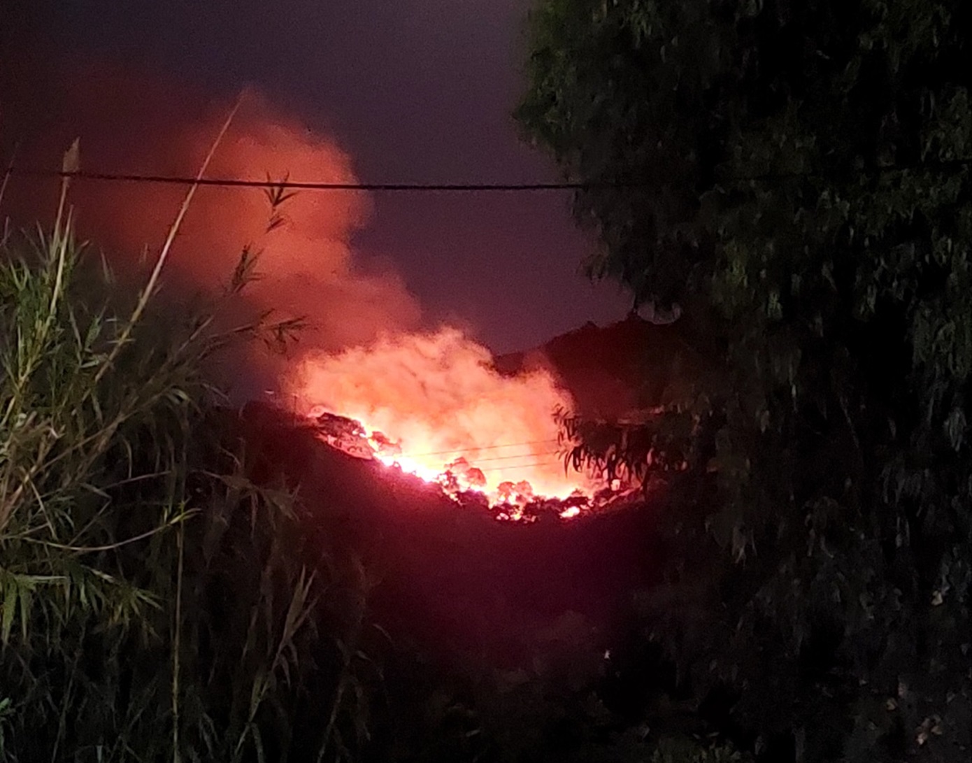Πυρκαγιά μεγάλης έκτασης στη Νίσυρο &#8211; Καίει κοντά σε κατοικημένη περιοχή