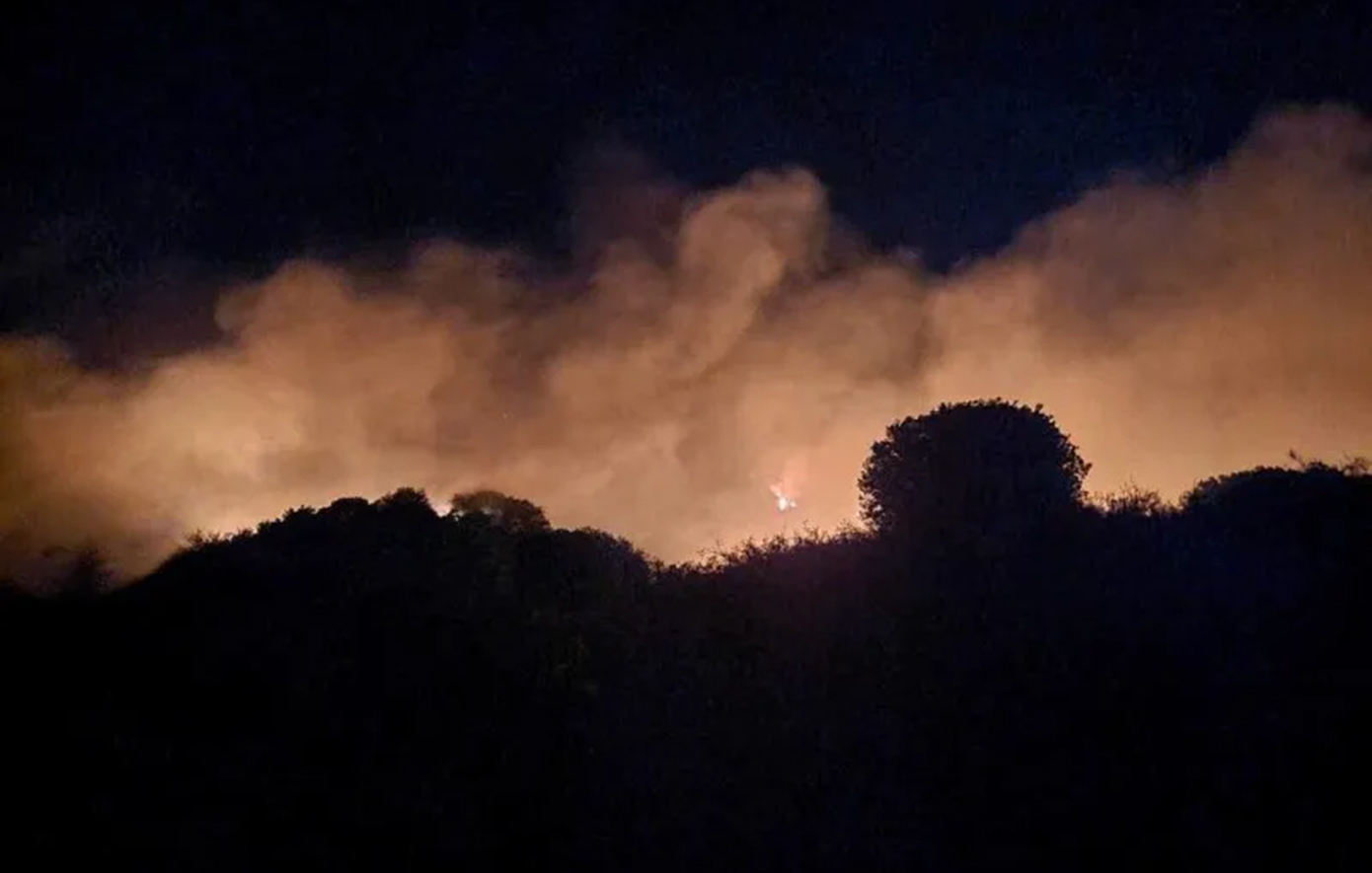 Ολονύχτια μάχη με τις φλόγες στην Πάφο – Από πού ξεκίνησε η φωτιά, κάηκαν έξι σπίτια στο Ψάθι