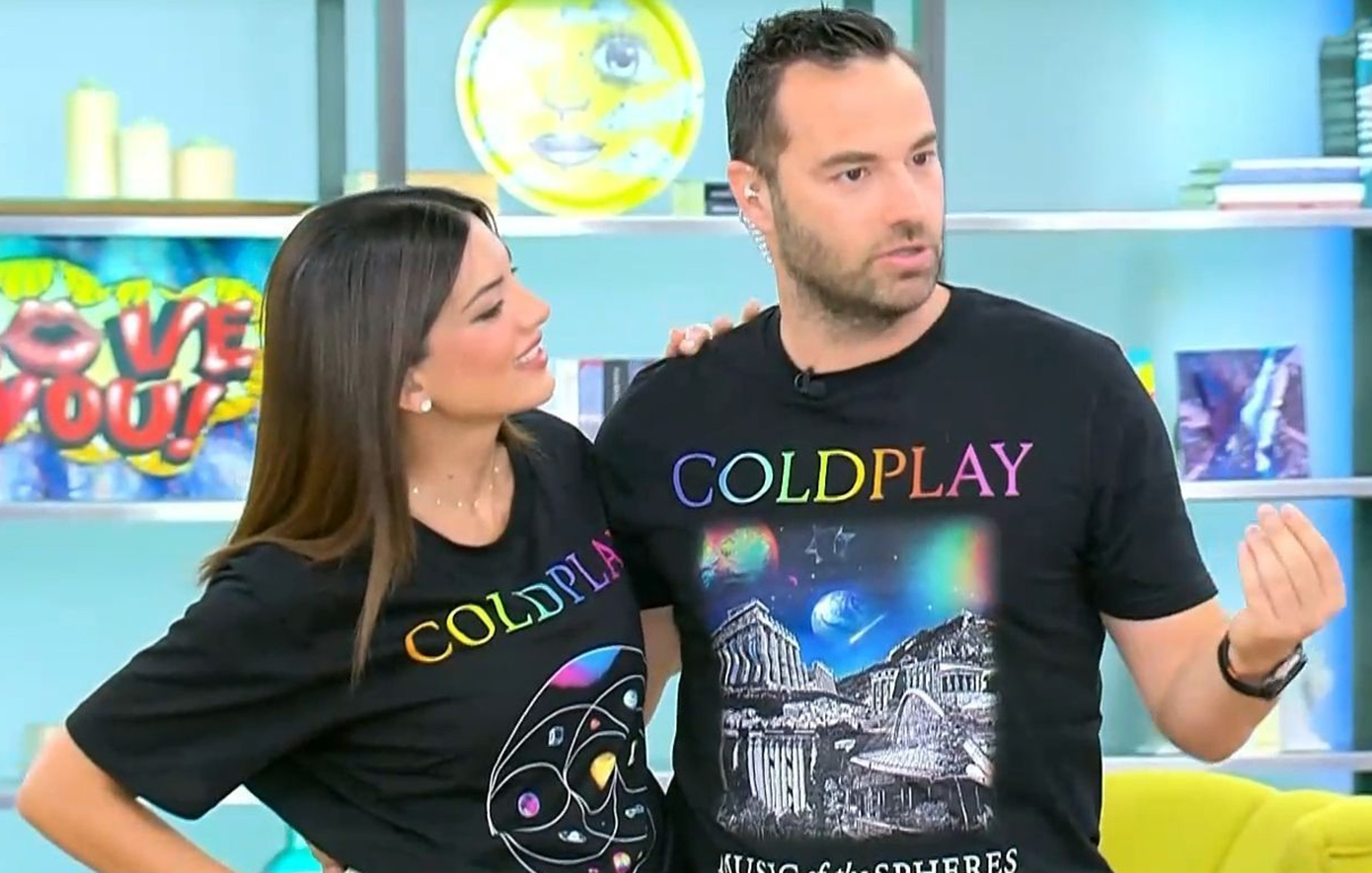 Με μπλούζες των Coldplay η Σταματίνα Τσιμτσιλή και ο Κώστας Φραγκολιάς &#8211; Δείτε το βίντεο