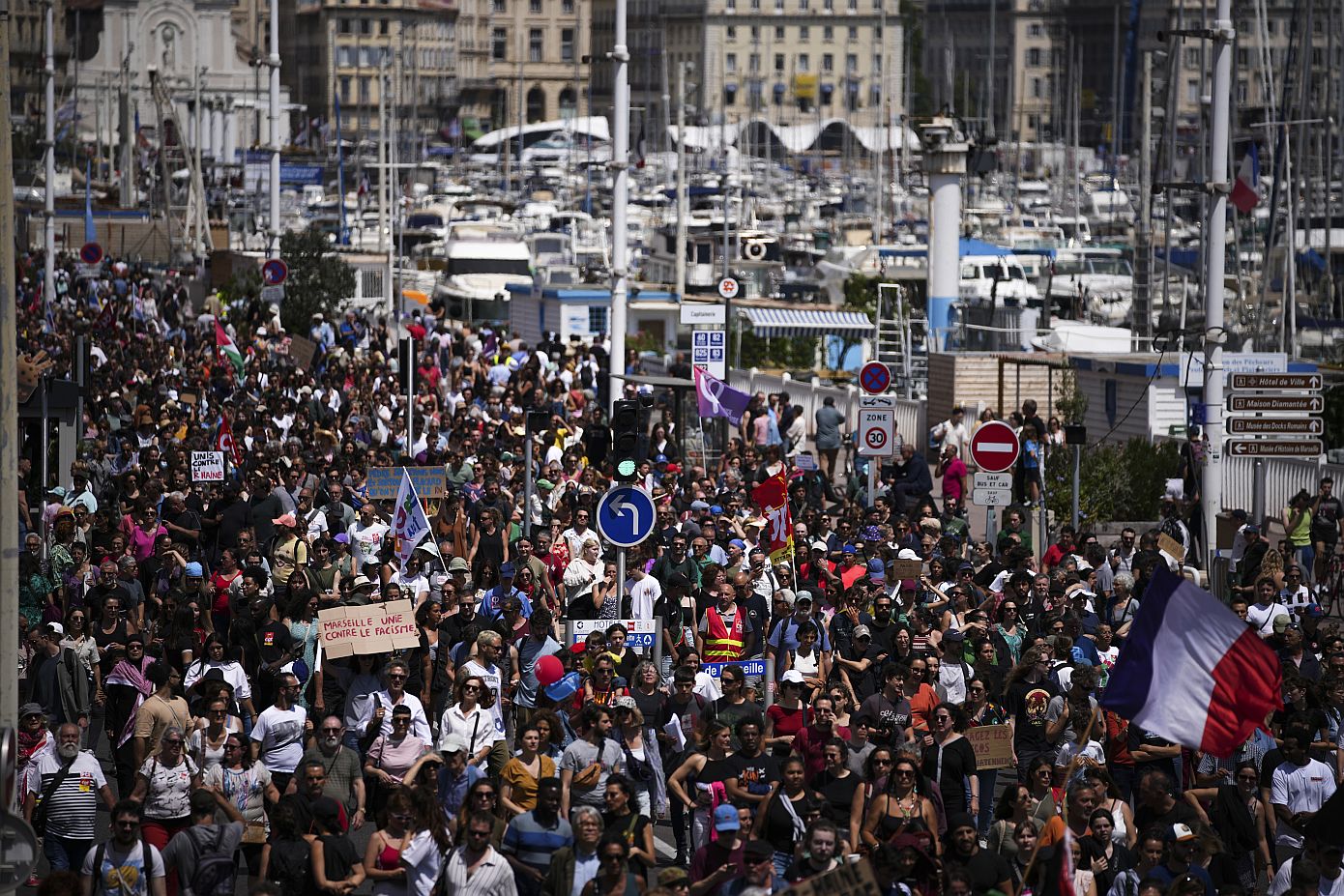 Χιλιάδες άνθρωποι διαδηλώνουν κατά της ακροδεξιάς στη Γαλλία