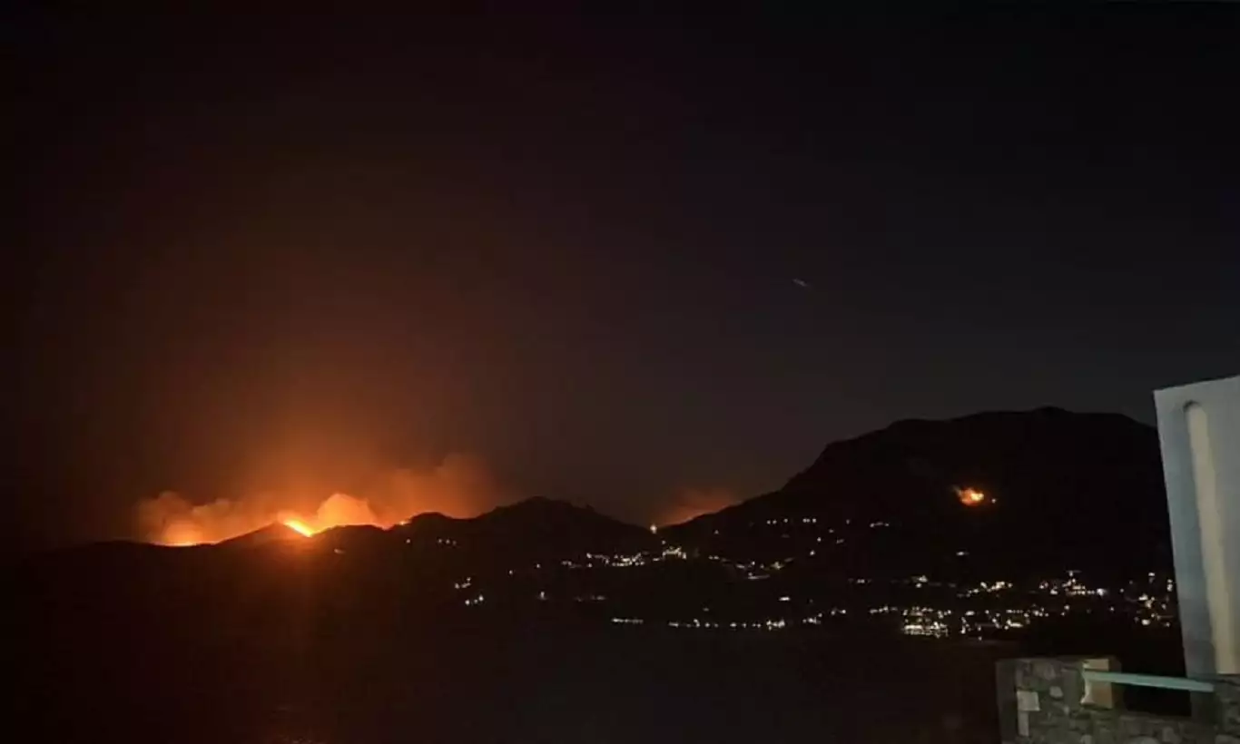 Μαίνεται η φωτιά στη Σέριφο &#8211; Δυνάμεις από Αθήνα και Σύρο στο νησί, κάηκαν σπίτια, εκκλησίες και αποθήκες
