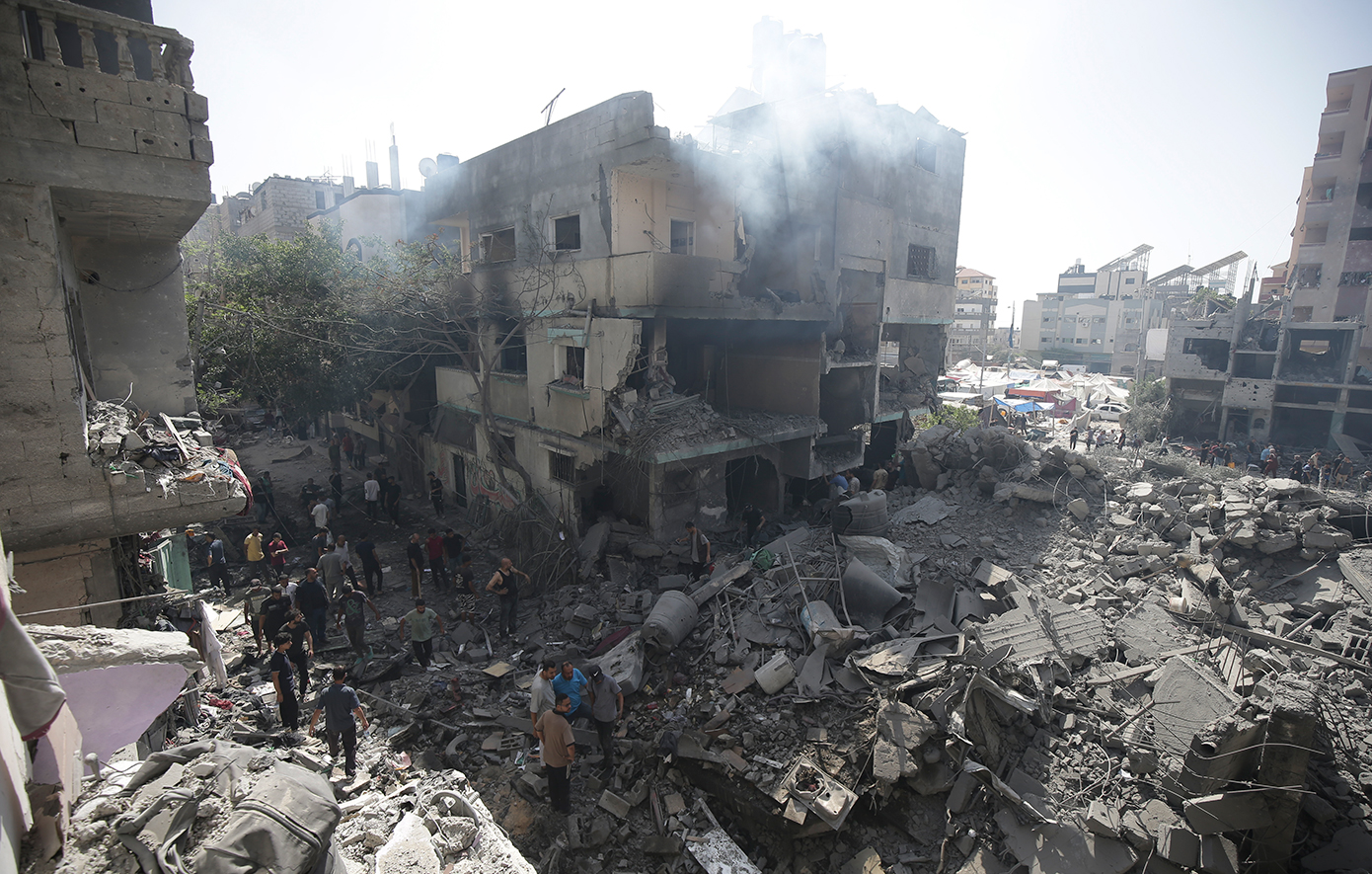 Γάζα: Οικογένεια Παλαιστινίων ζει σε μια σκηνή που έχει στήσει πάνω στα ερείπια του σπιτιού της