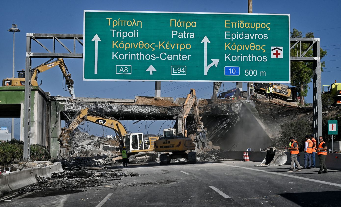 Φωτογραφίες από την κατεδάφιση της γέφυρας στον Ισθμό μετά την έκρηξη βυτιοφόρου &#8211; Χάρτης με τις κυκλοφοριακές ρυθμίσεις