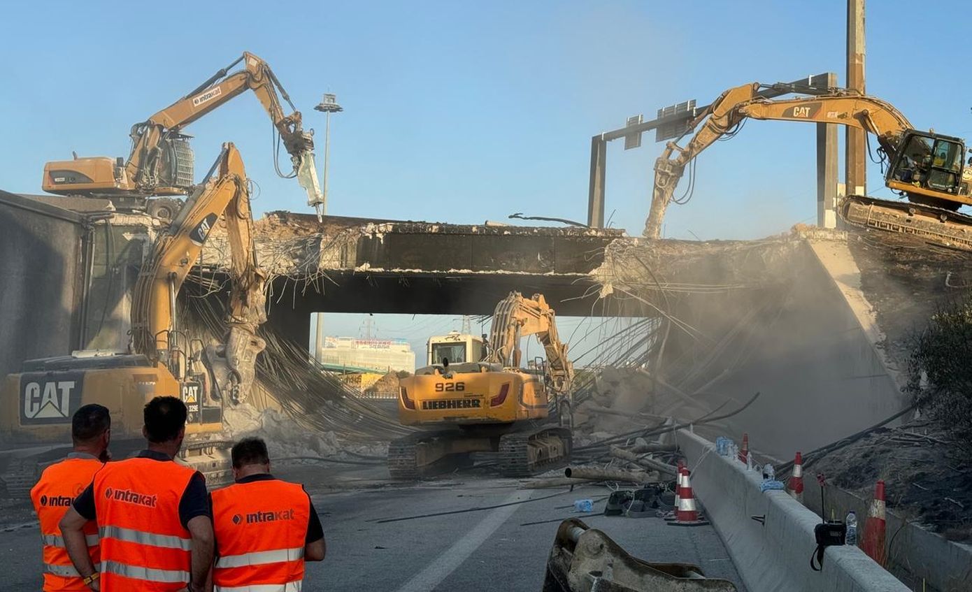 Γκρεμίζουν τη γέφυρα στον Ισθμό μετά την έκρηξη του βυτιοφόρου &#8211; Πώς διεξάγεται η κυκλοφορία στην Αθηνών-Κορίνθου