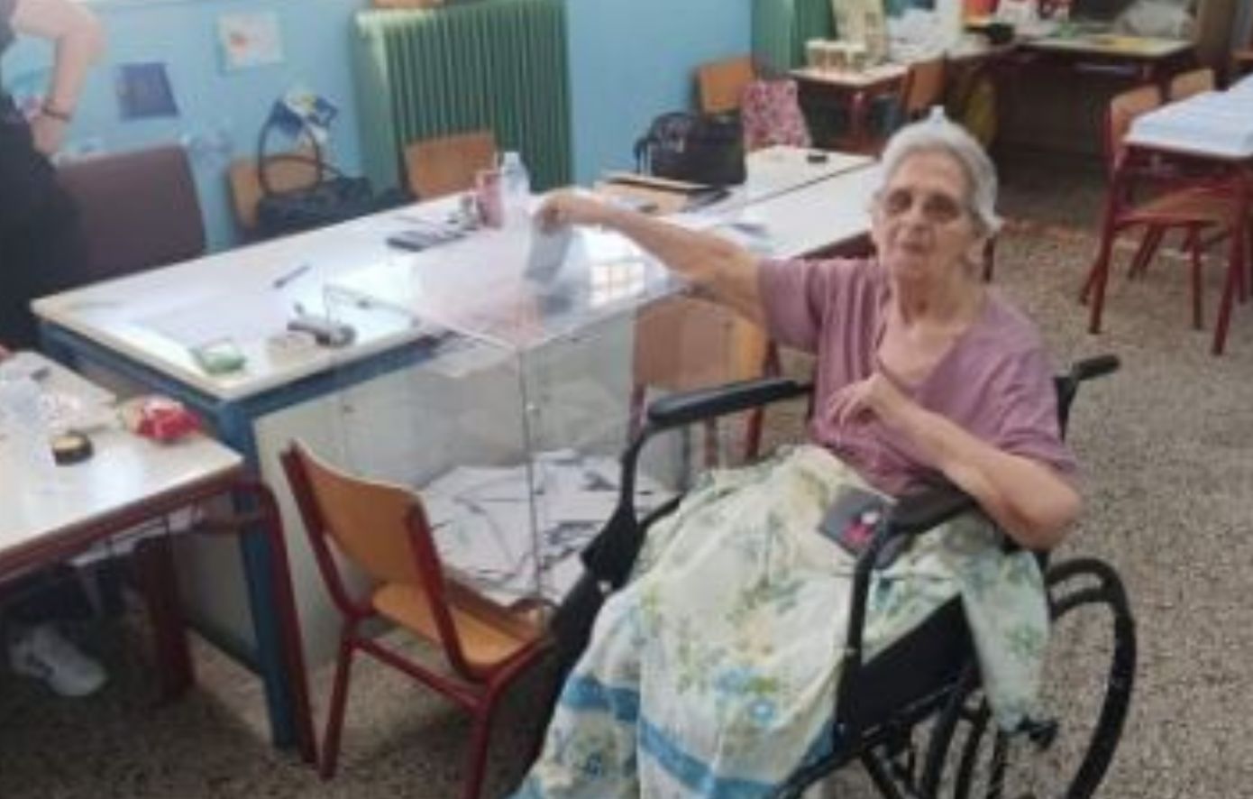 Βόλος: 84χρονη πήγε να ψηφίσει στις ευρωεκλογές με αναπηρικό καροτσάκι