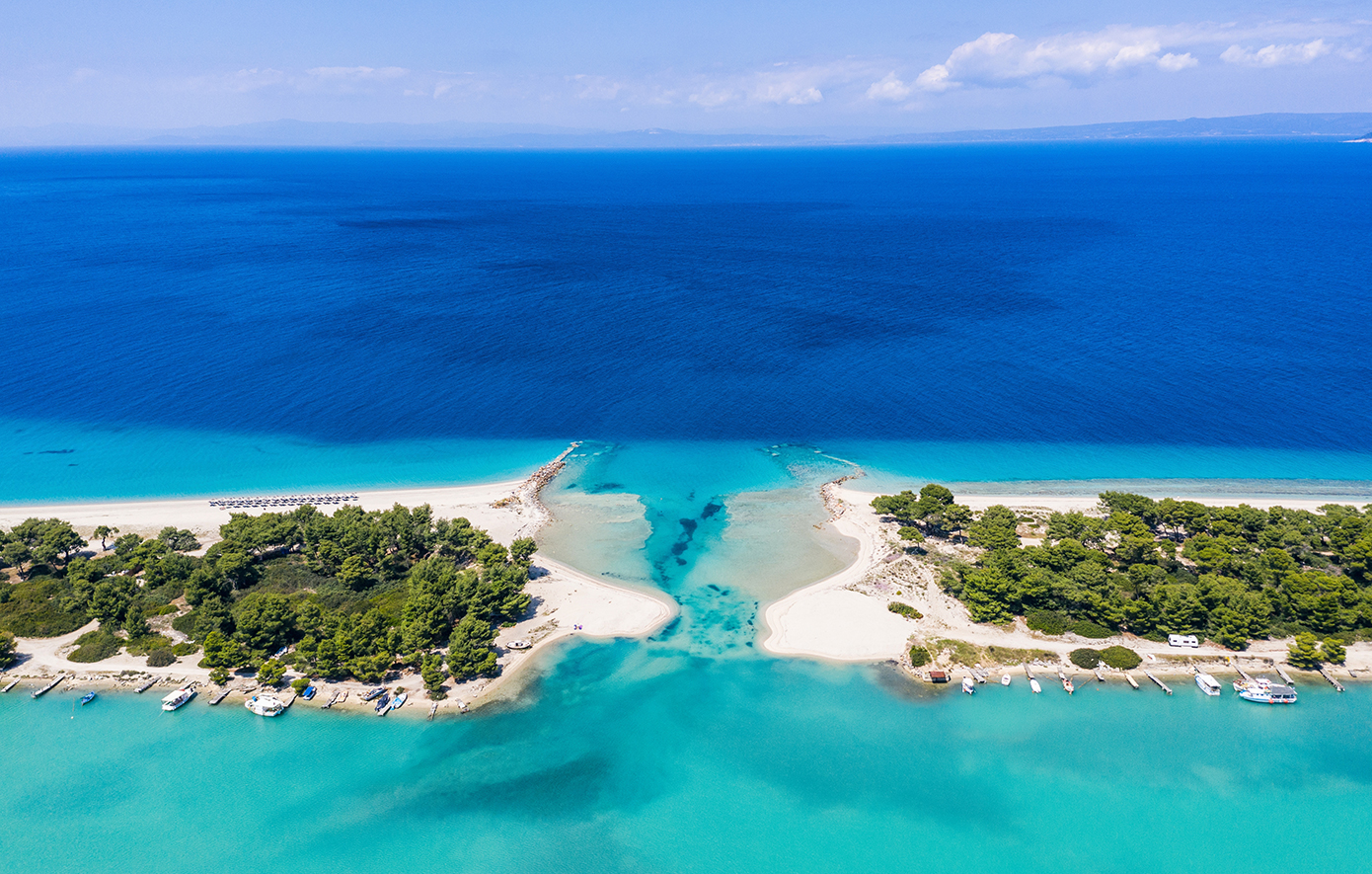Μία από τις πιο θεαματικές παραλίες της Ελλάδας βρίσκεται στη Χαλκιδική