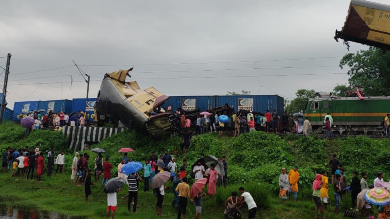 Τουλάχιστον πέντε νεκροί από σύγκρουση επιβατικού τρένου με εμπορική αμαξοστοιχία στην Ινδία