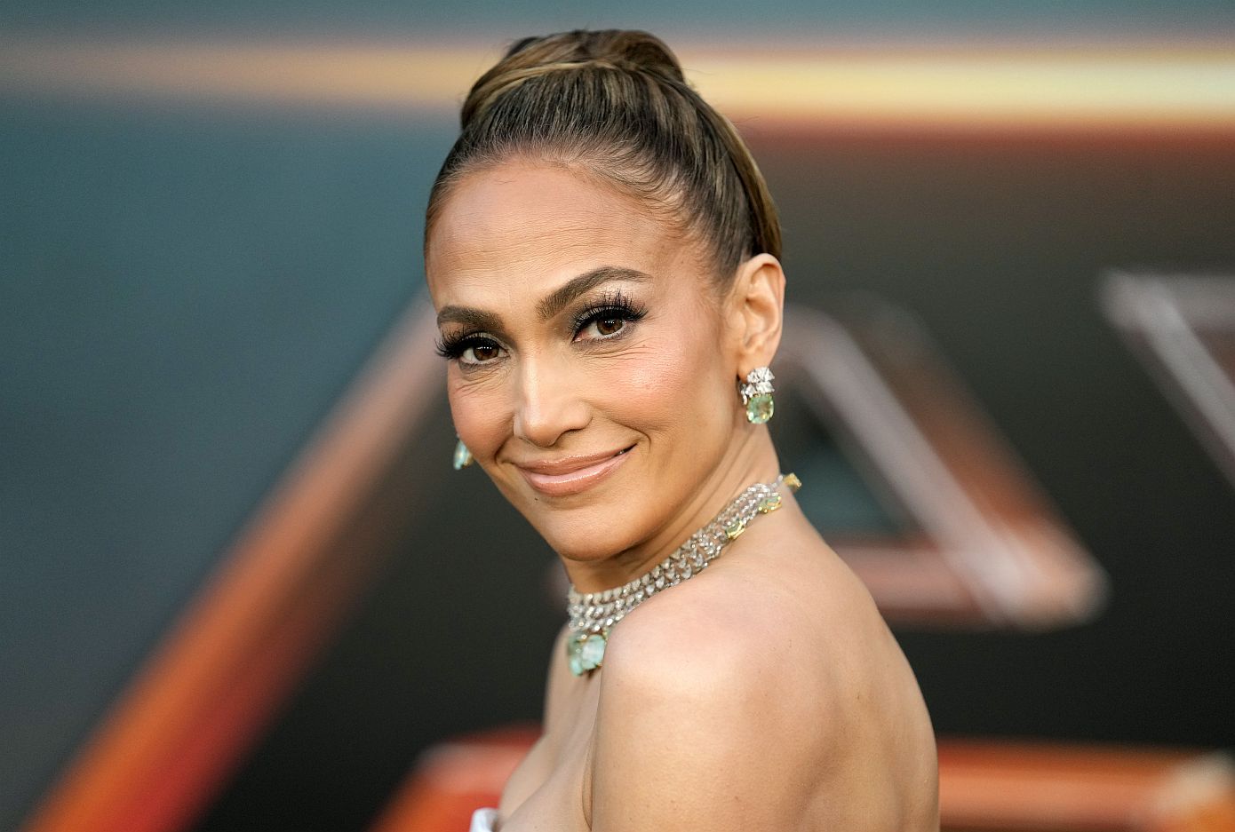 H Jennifer Lopez έκανε το μανικιούρ «μπαλαντέρ» που δείχνει πιο μακριά και λεπτά τα δάχτυλα