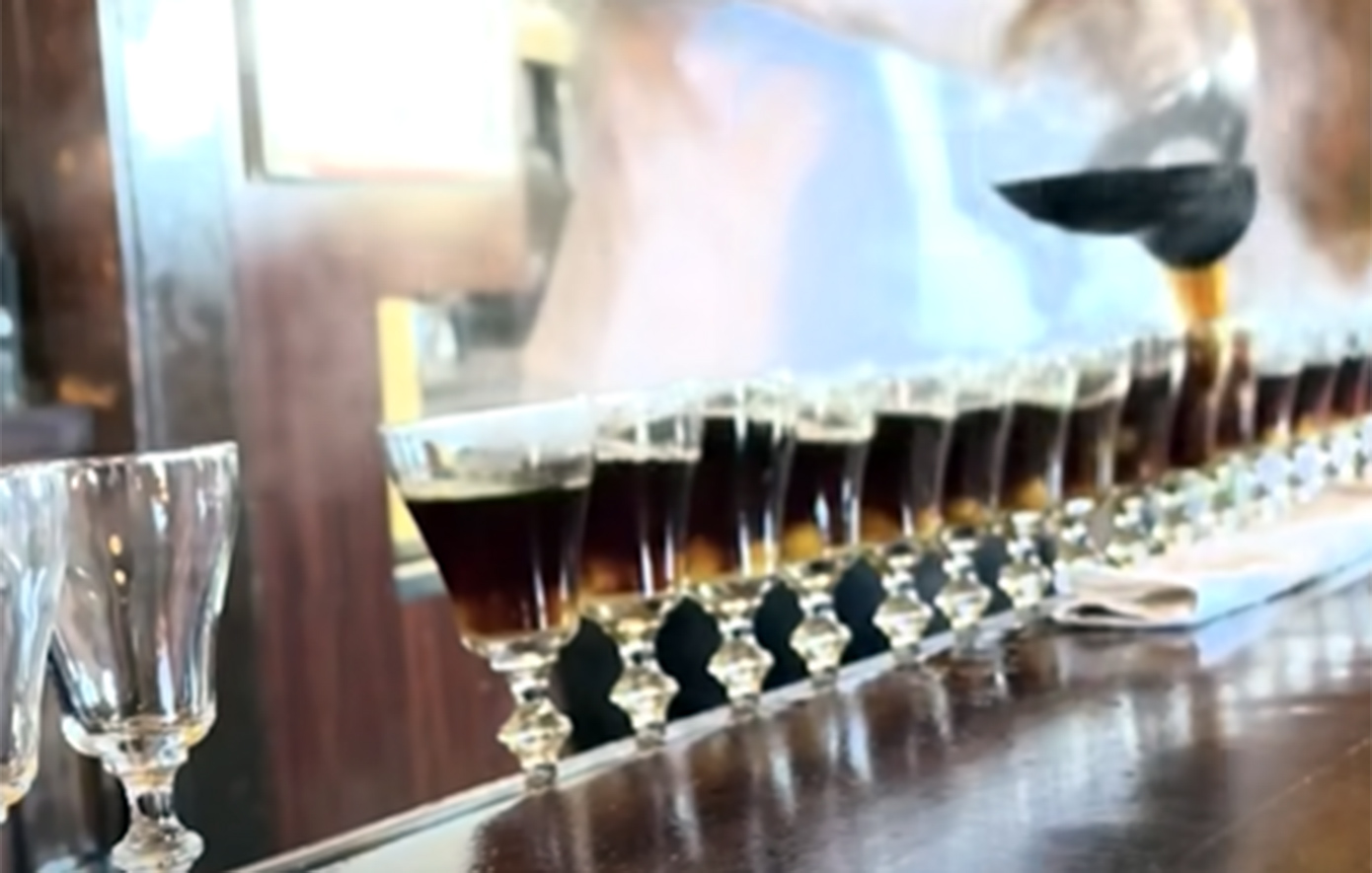 Όταν εργάζεσαι σε καφετέρια που φτιάχνει 2.000 Irish Coffee τη μέρα
