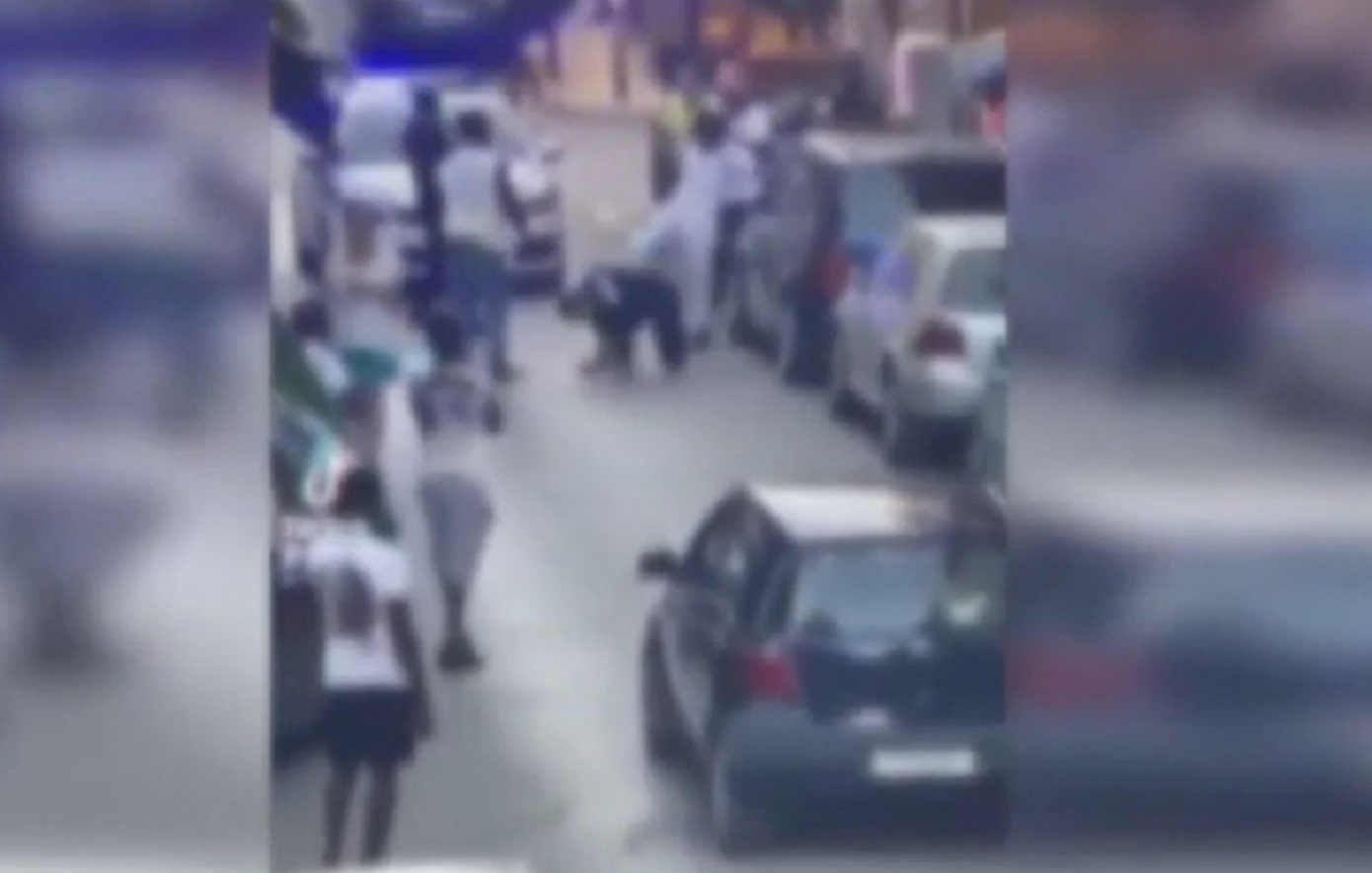 Καμερουνέζος επιτέθηκε και τραυμάτισε αστυνομικό στην Κυψέλη – Το σοκαριστικό βίντεο