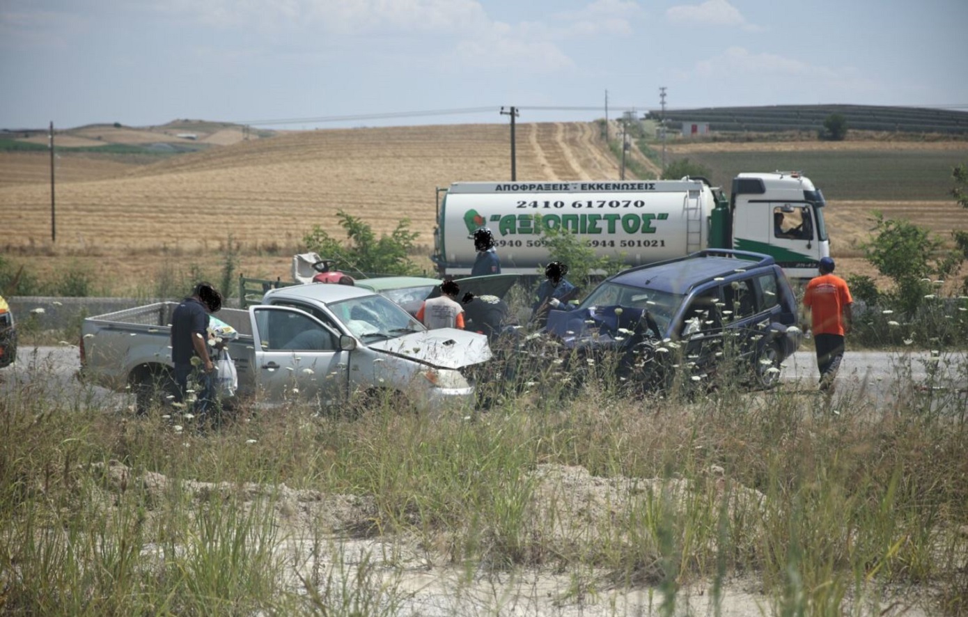 Καραμπόλα με τρία αμάξια και ένα φορτηγάκι στη Λάρισα &#8211; Τρεις τραυματίες στο νοσοκομείο