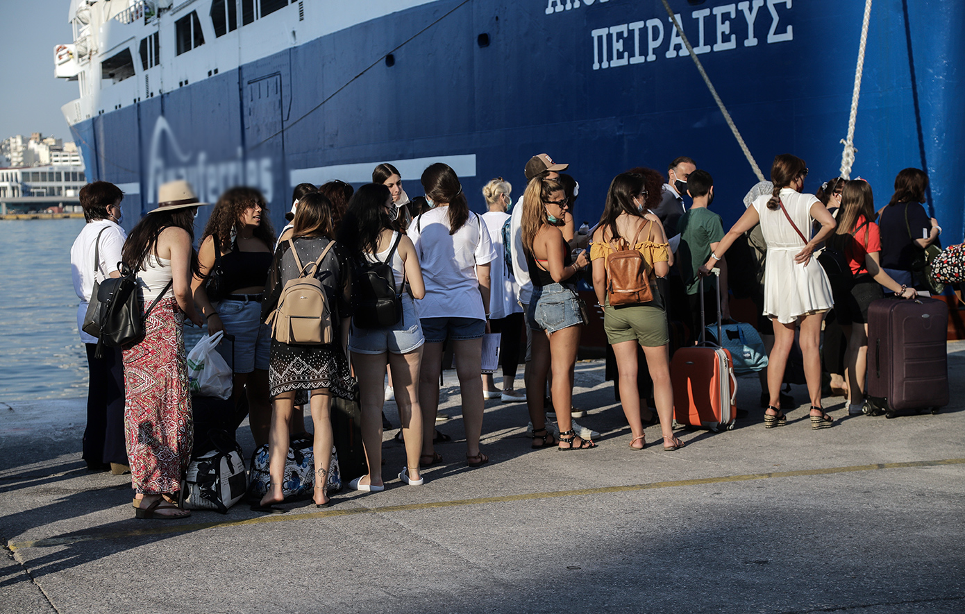Γεμάτα φεύγουν τα πλοία από τα λιμάνια &#8211; Μεγάλες οι πληρότητες στα ελληνικά νησιά